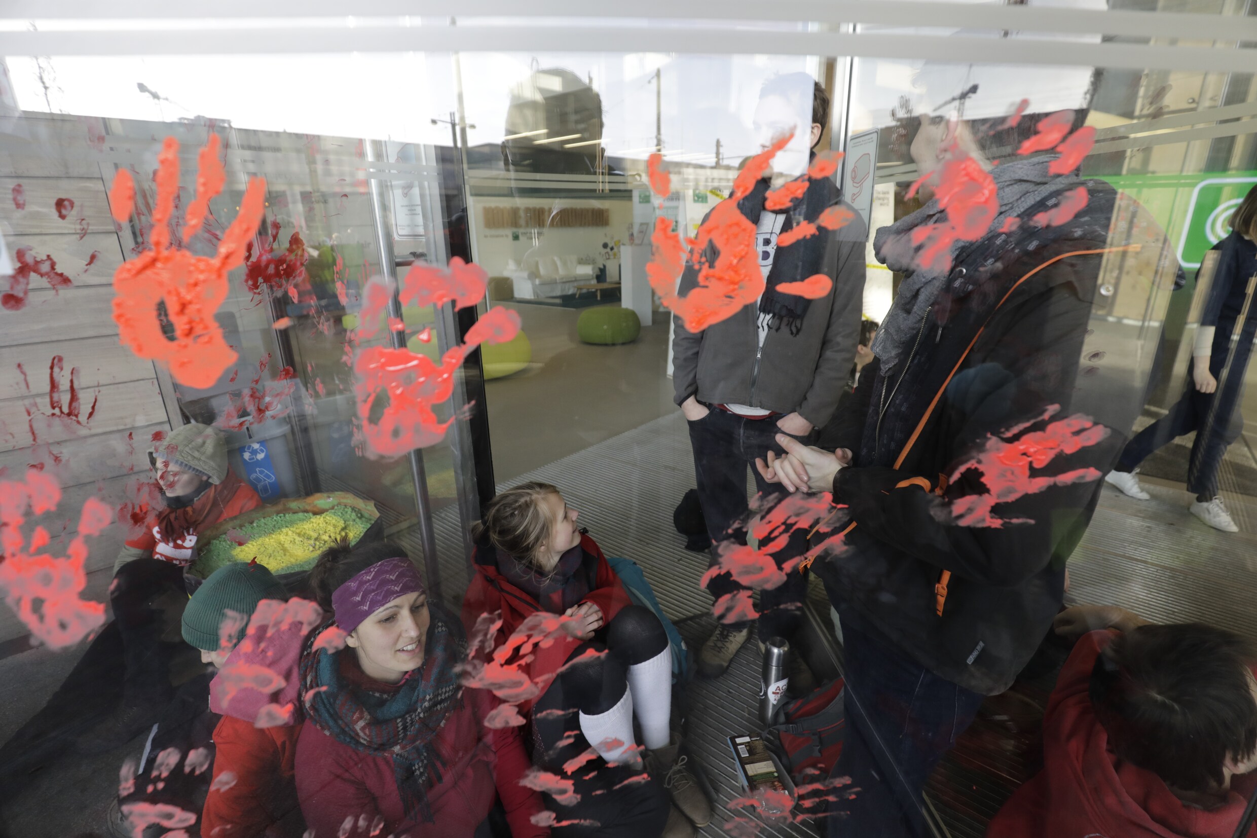Klimaatactivisten blokkeerden tijdlang Brussels kantoor BNP Paribas Fortis