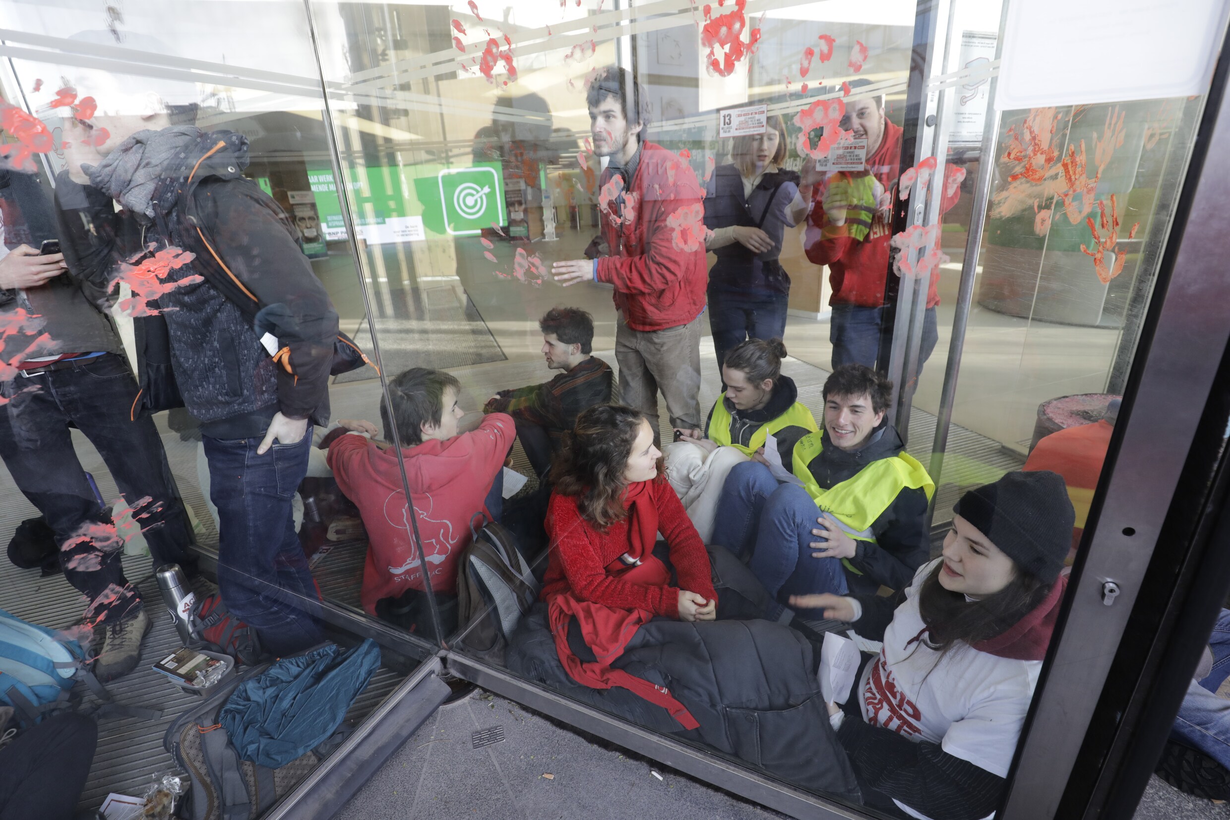 Klimaatactivisten blokkeerden tijdlang Brussels kantoor BNP Paribas Fortis