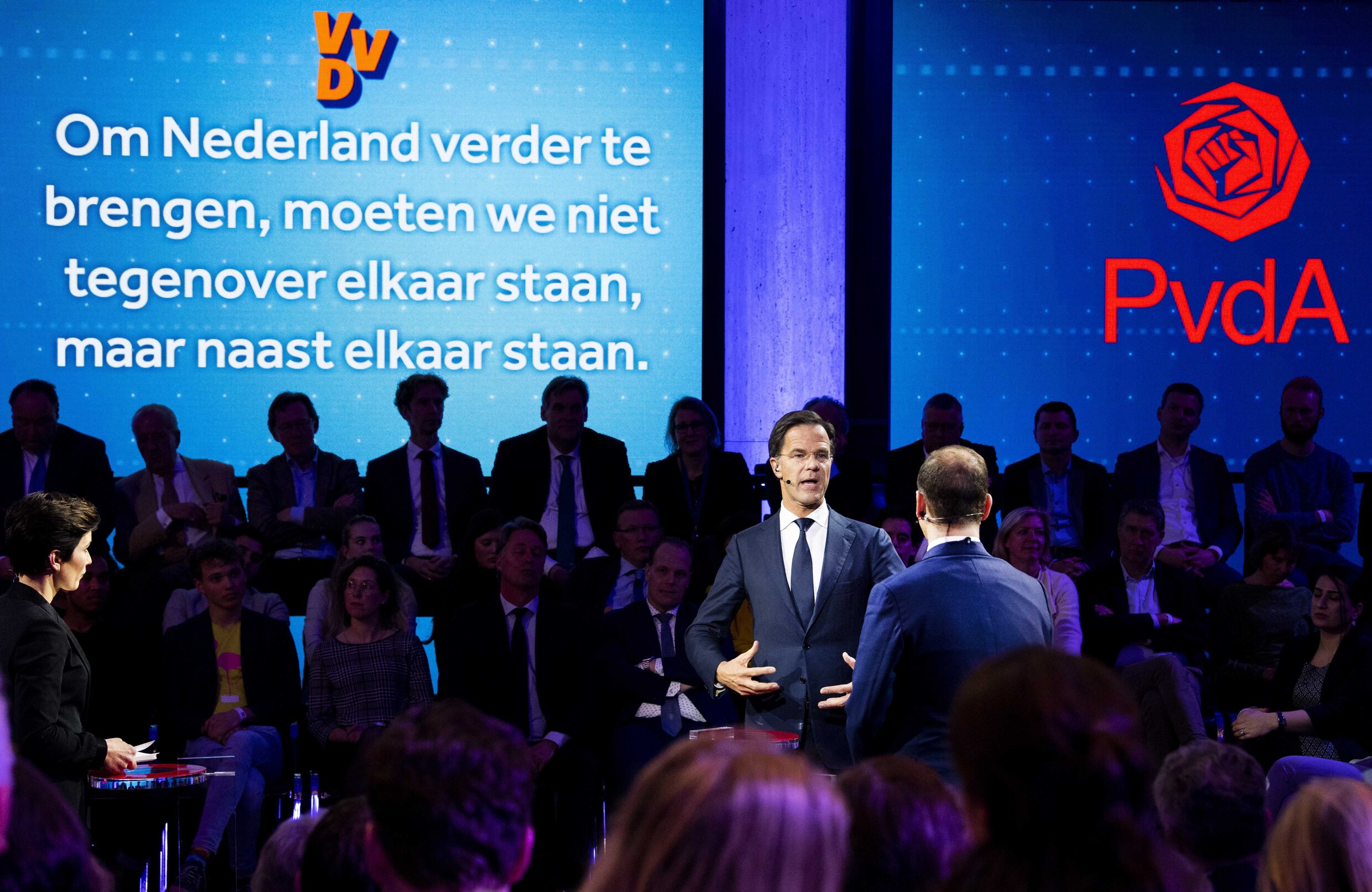 Nederlandse premier heeft black-out tijdens debat en roept adviseur: “Caroliene, help!”