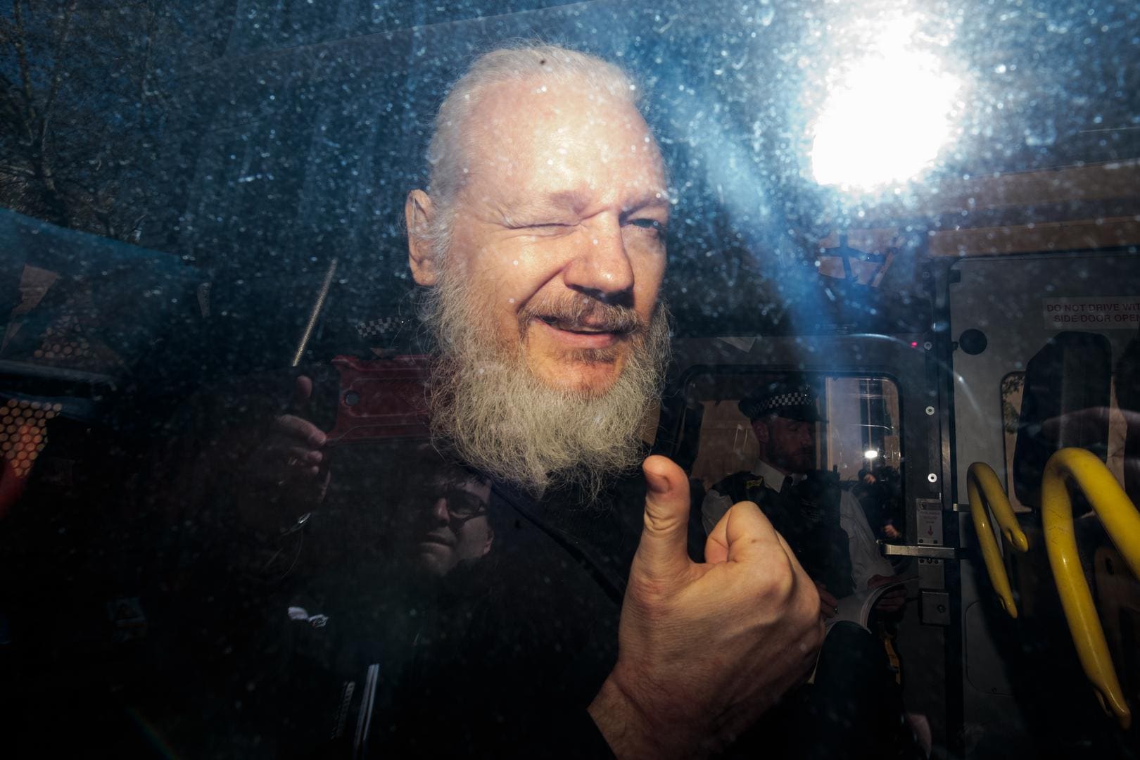 Britse parlementairen: ‘Lever Assange uit aan Zweden, niet aan de VS’