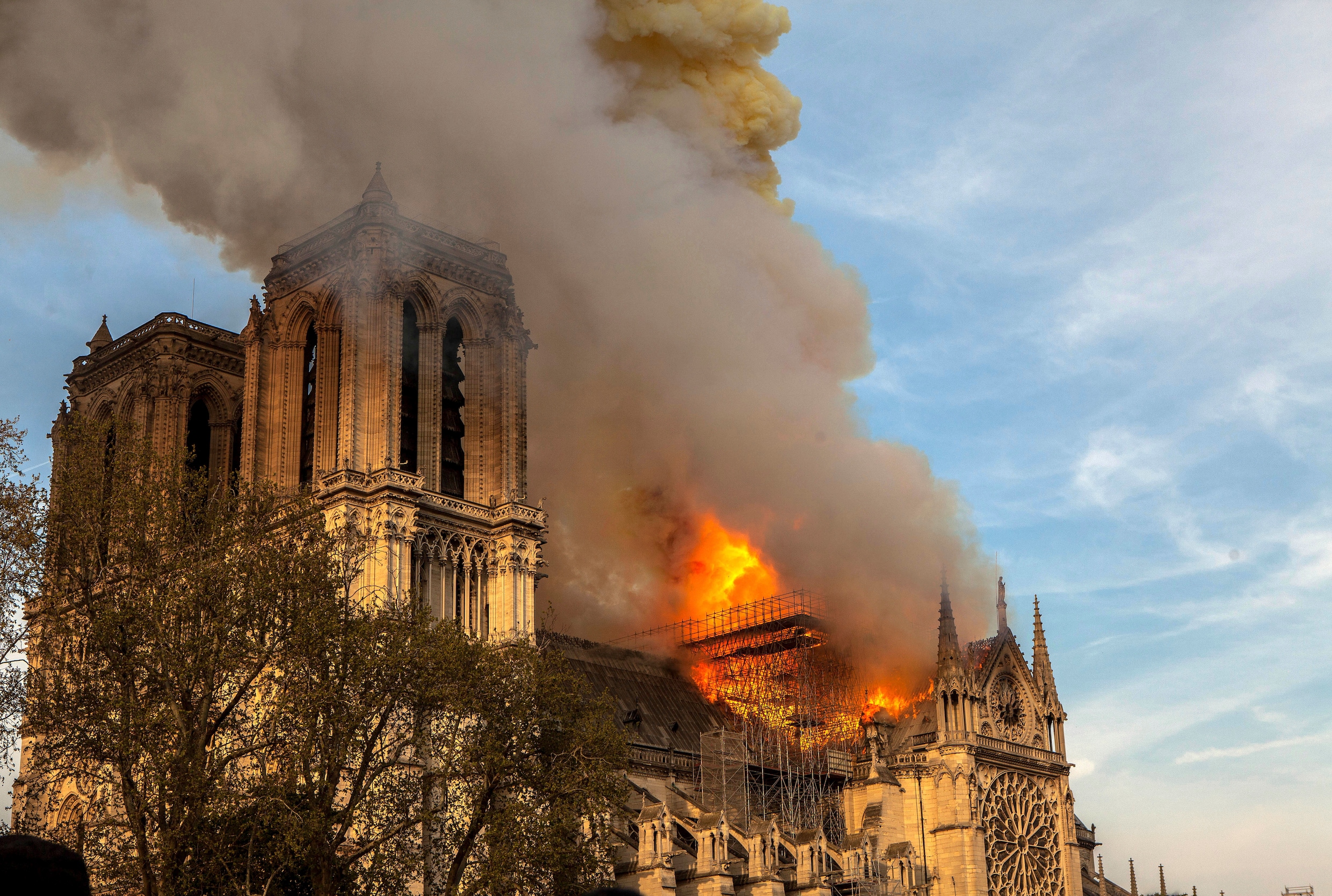 Notre-Dame wacht op de beloofde centen van wilde weldoeners