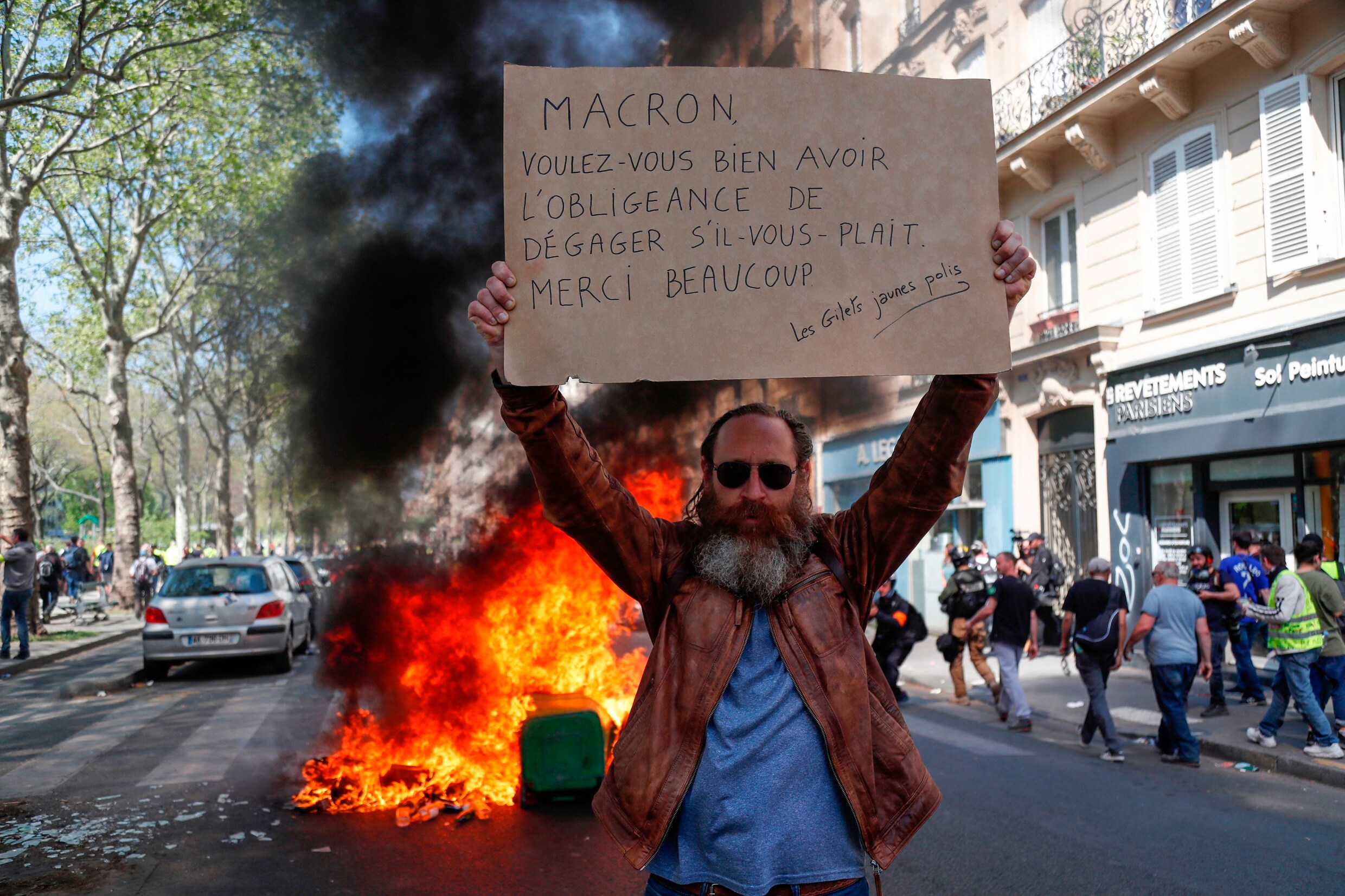 ‘Gele hesjes’ in Parijs: plunderingen, brandende auto's en traangas. 126 mensen opgepakt