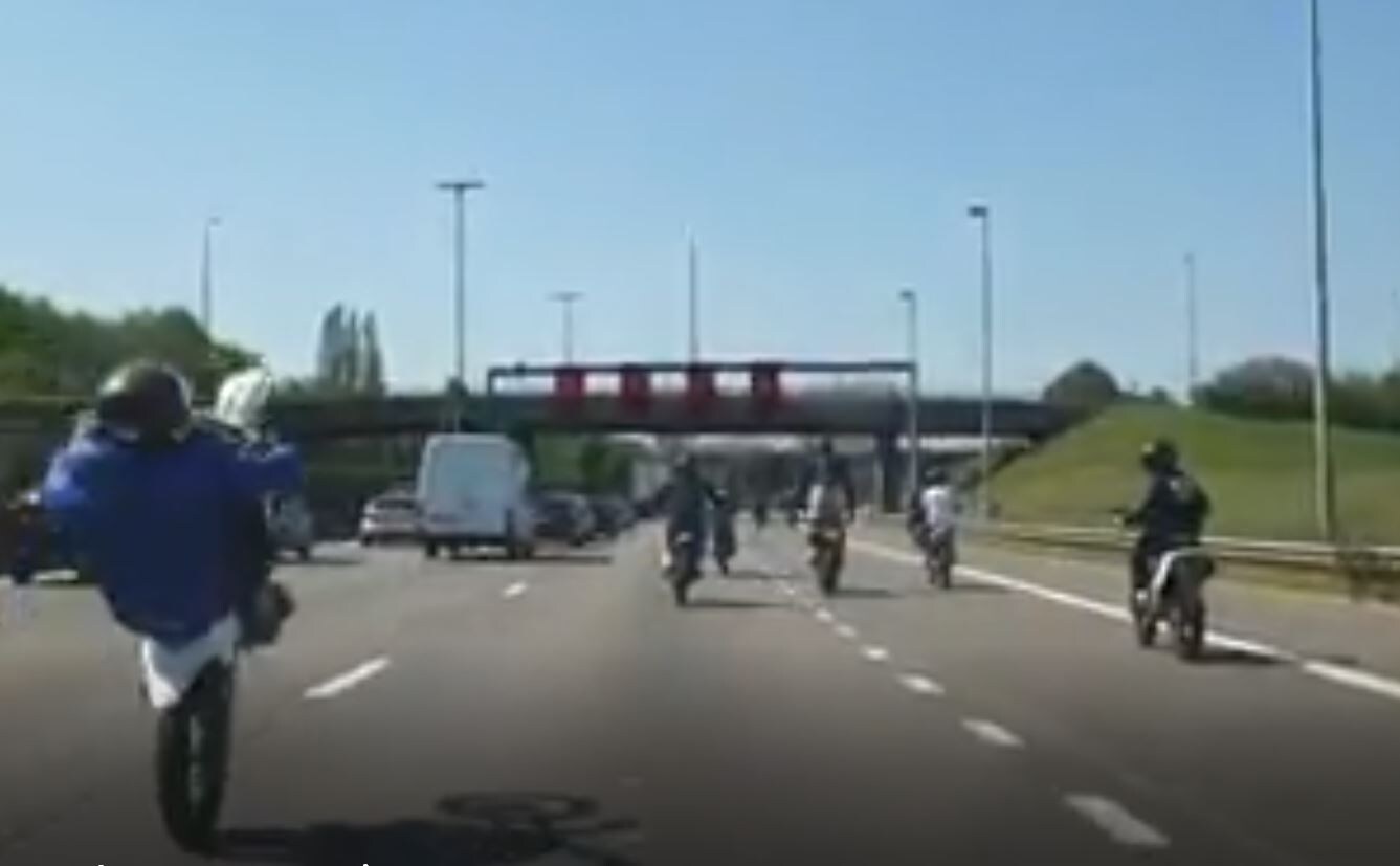 Motorrijders dopen Antwerpse Ring om tot stuntbaan