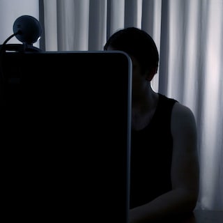 ‘Ook wie hiernaar kijkt, doet een slachtoffer geweld aan’: duizenden beelden van seks met bewusteloze vrouwen aangetroffen
