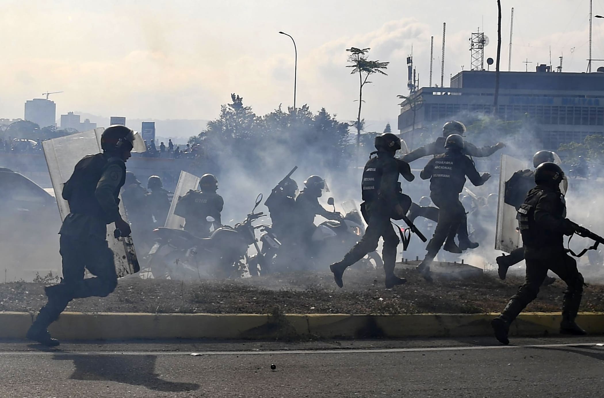 70 gewonden in Venezuela na oproep oppositieleider Guaidó om president Maduro af te zetten