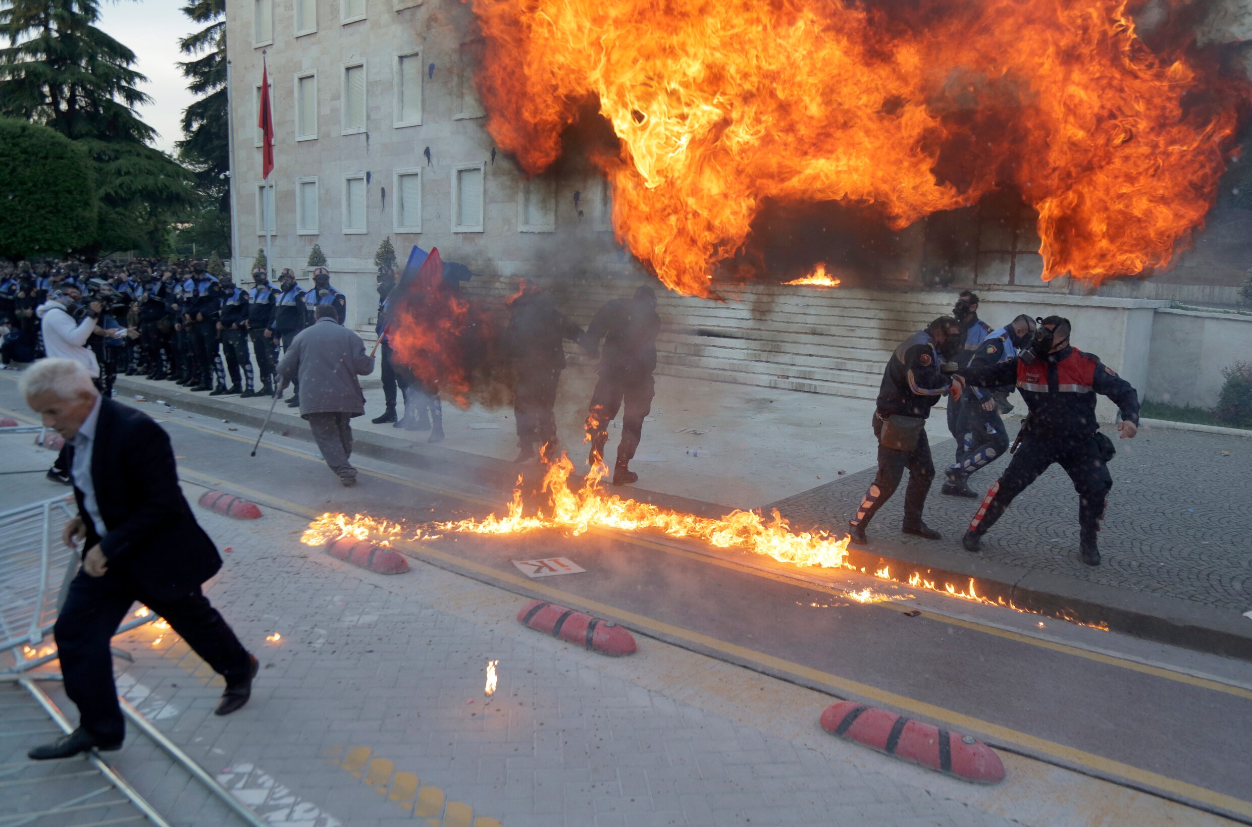 Brandbommen en waterkanonnen bij gewelddadige protesten in Albanië