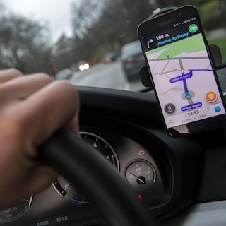Navigatie-app Waze stuurt autobestuurders nu ook updates over het WK voetbal, verkeersveiligheidsexperten niet tevreden