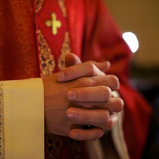 Bisdom reageert verbaasd wanneer overleden priester ‘liefheb