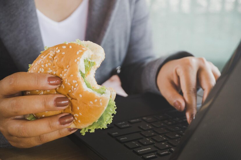 Hoe (on)gezond is lunchen achter je bureau?