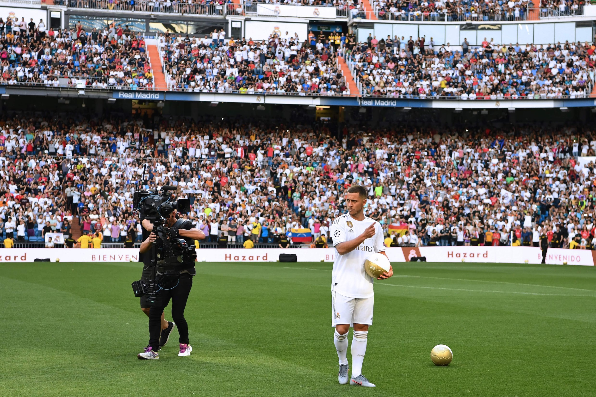 Real presenteert Hazard voor 45.000 supporters