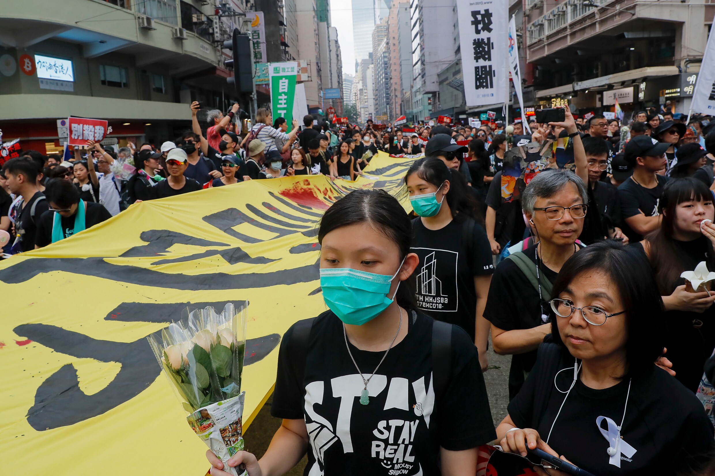 Tienduizenden demonstranten eisen vertrek leider Hongkong