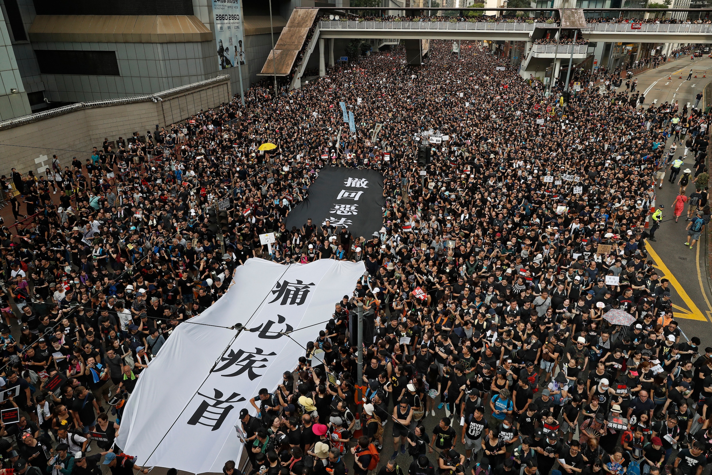 Tienduizenden demonstranten eisen vertrek leider Hongkong