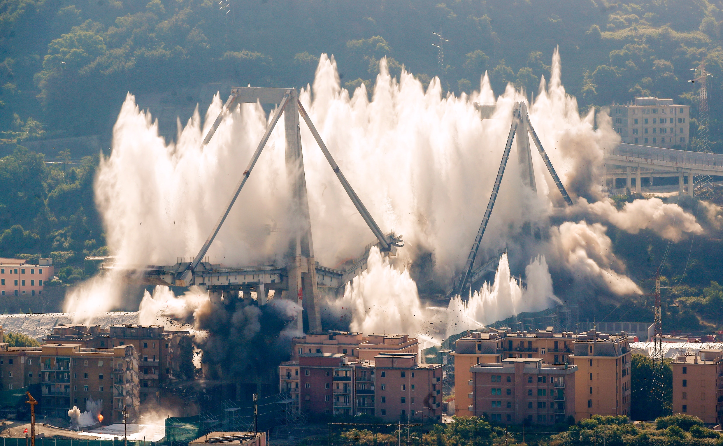 Video: Genua blaast restanten van ingestorte brug de lucht in