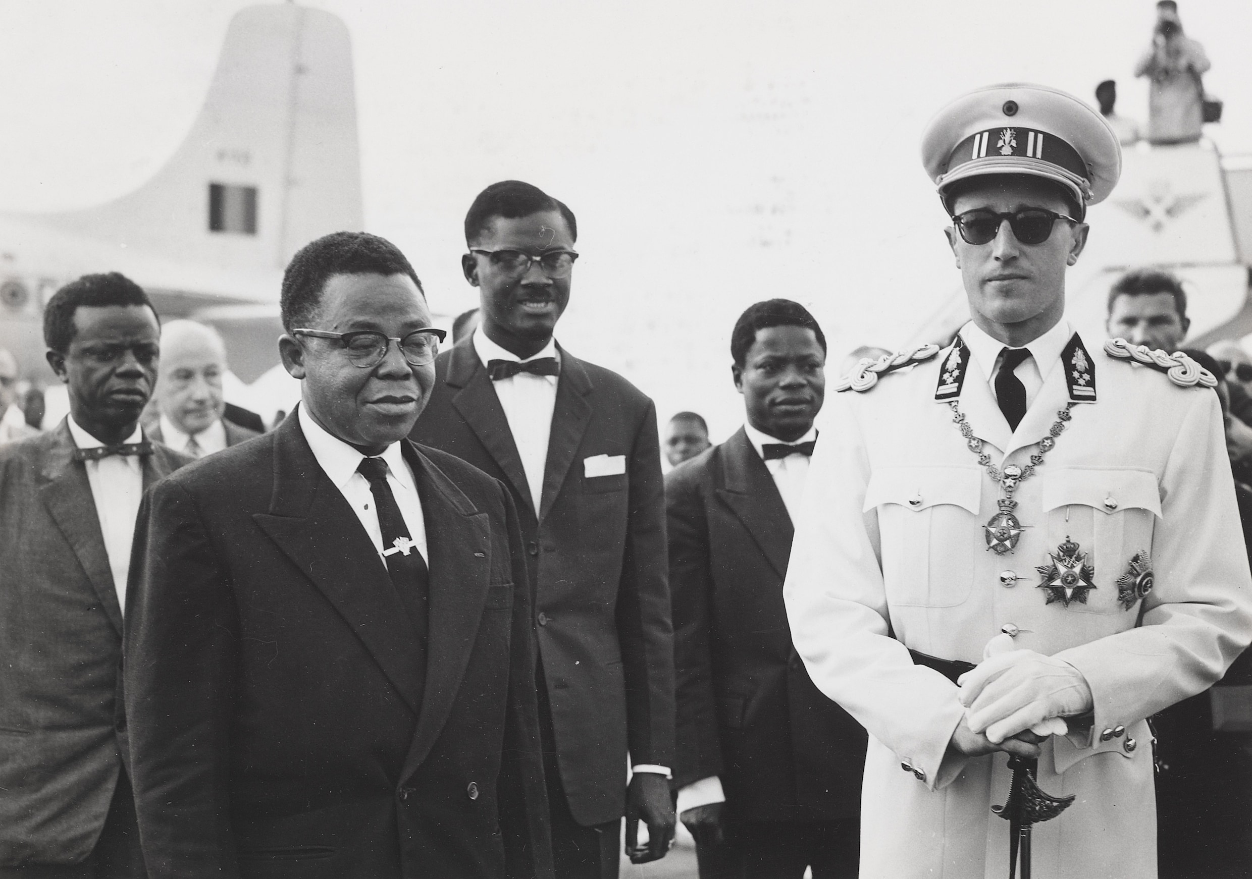 Vlnr: Joseph Kasa Vubu, de president van de Republiek Congo, premier Patrice Lumumba en Koning Boudewijn.
