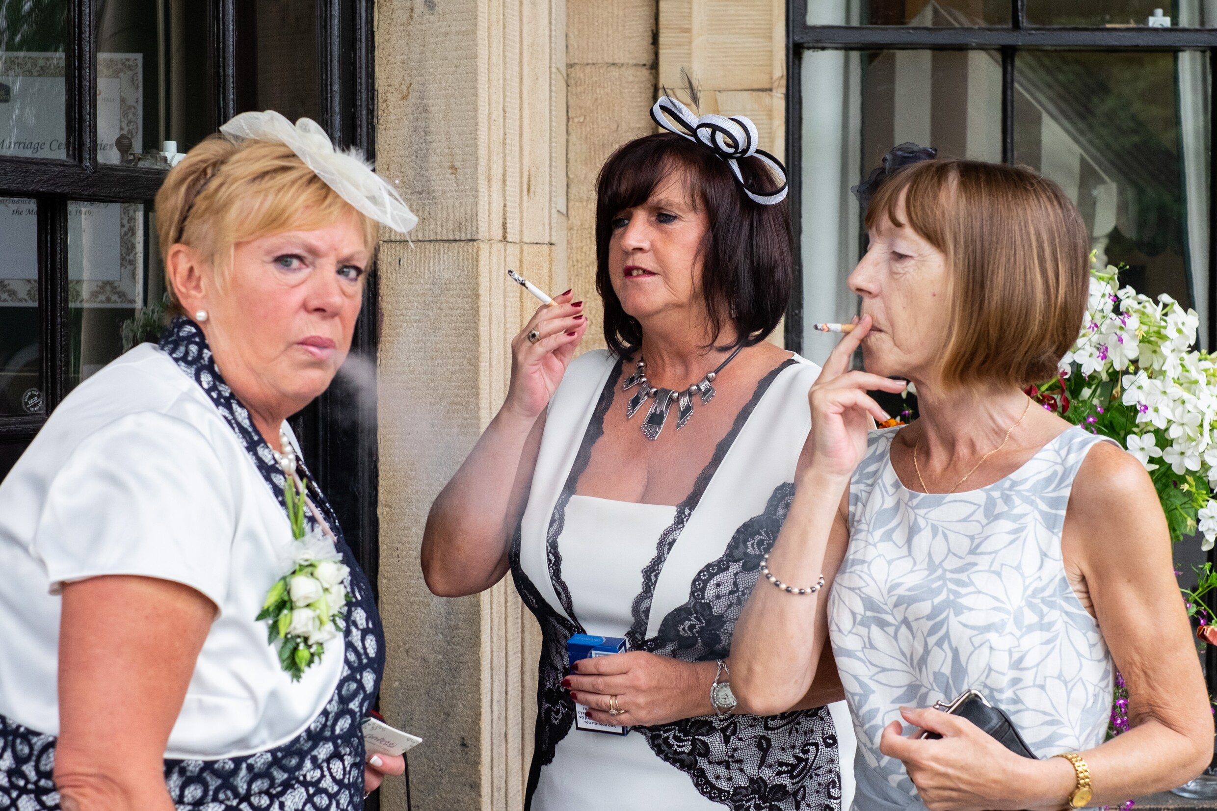 Komische familiemomenten met te veel drank: deze fotograaf toont trouwfeesten zoals ze werkelijk zijn
