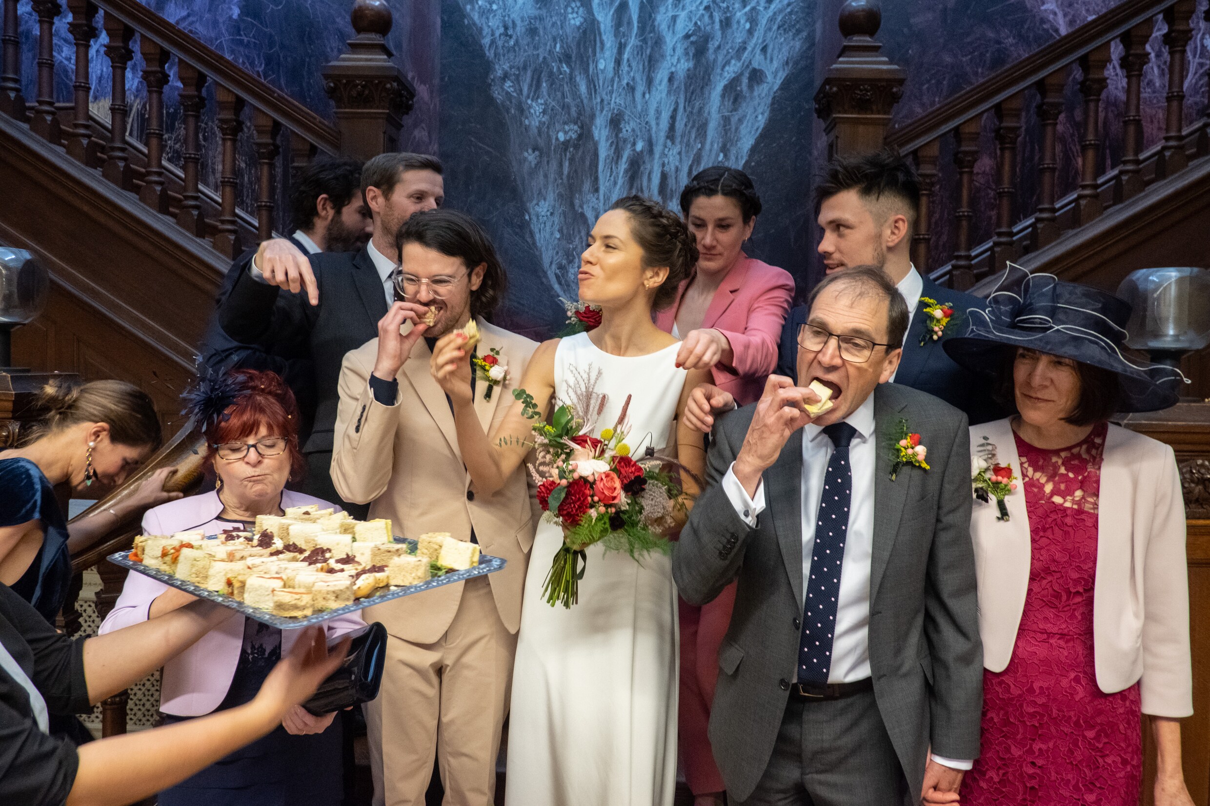 Komische familiemomenten met te veel drank: deze fotograaf toont trouwfeesten zoals ze werkelijk zijn