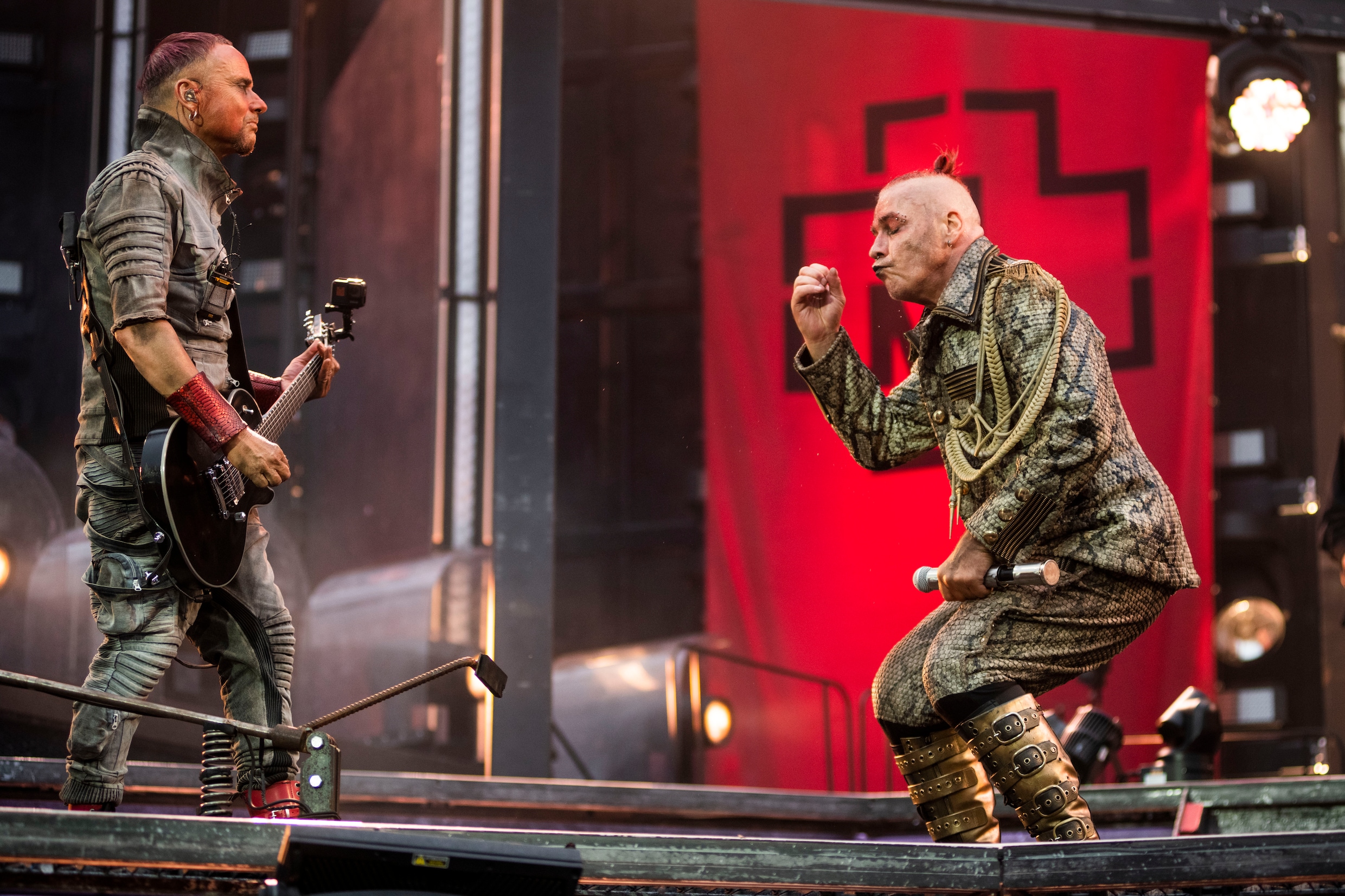 Rammstein in Koning Boudewijnstadion: metalen fallussen en een ton vuurwerk ★★★★★