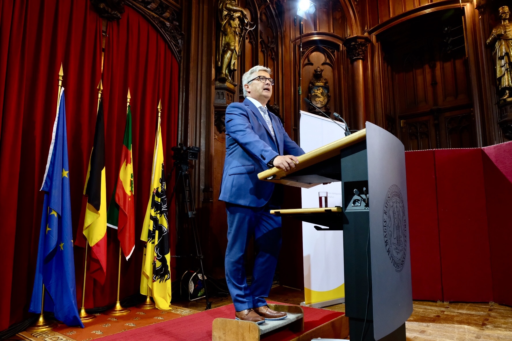 Van Dijck neemt ontslag als Vlaams Parlementsvoorzitter, Dewinter wordt tijdelijke opvolger