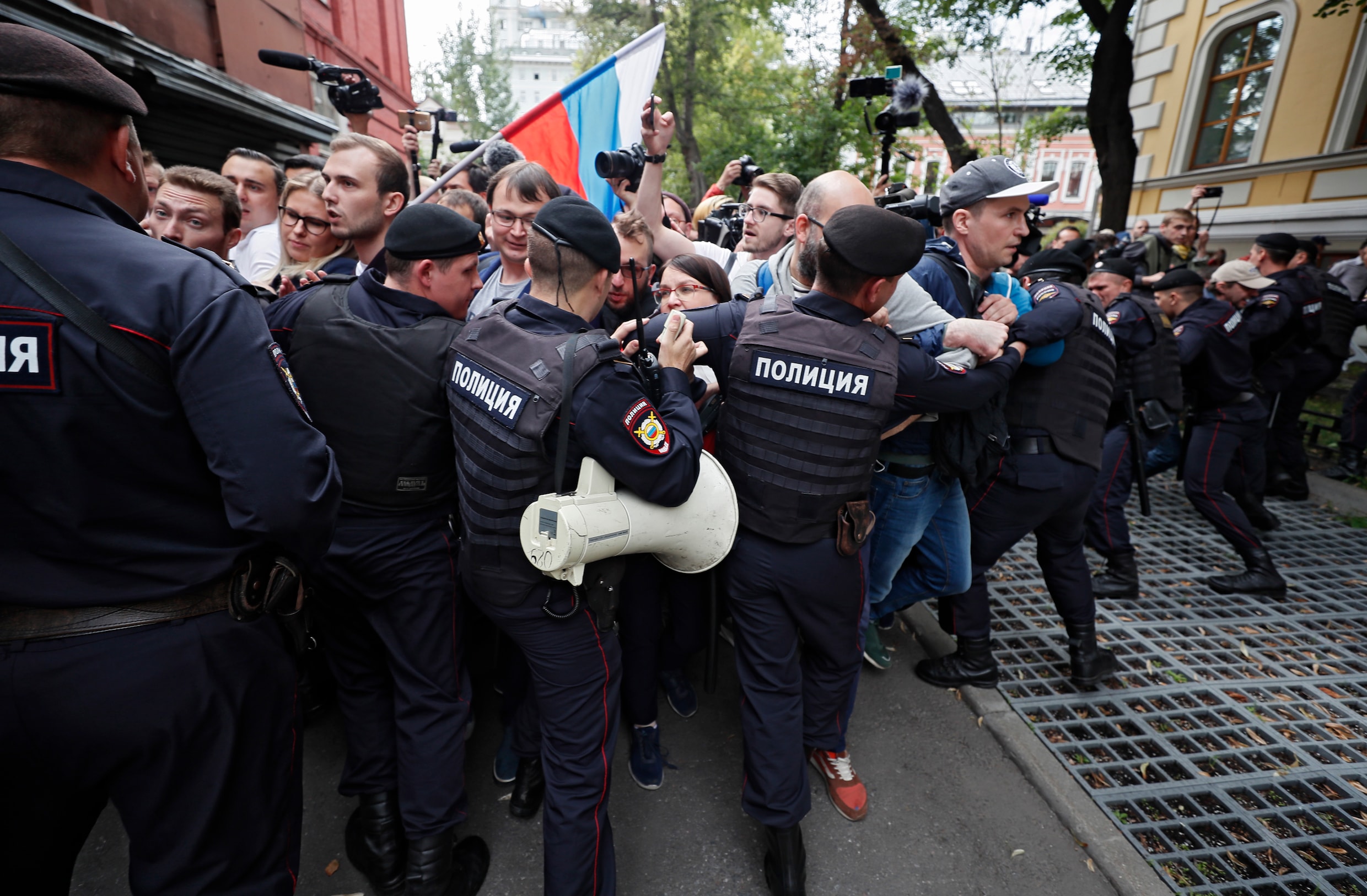 Bijna 2.000 mensen betogen in Moskou voor eerlijke verkiezingen: tientallen manifestanten opgepakt