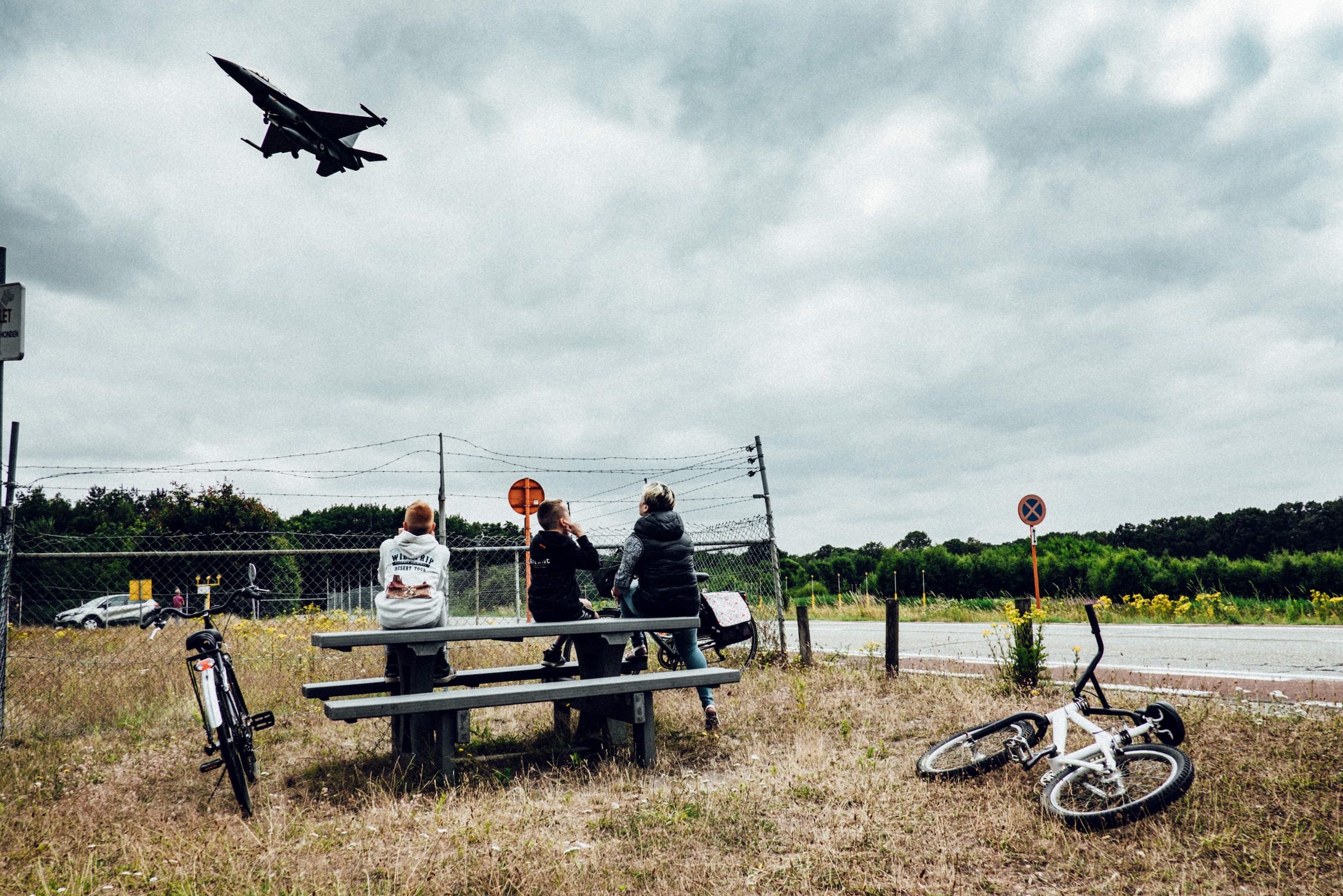 Een F-16 stijgt op van de luchtmachtbasis van Kleine Brogel.