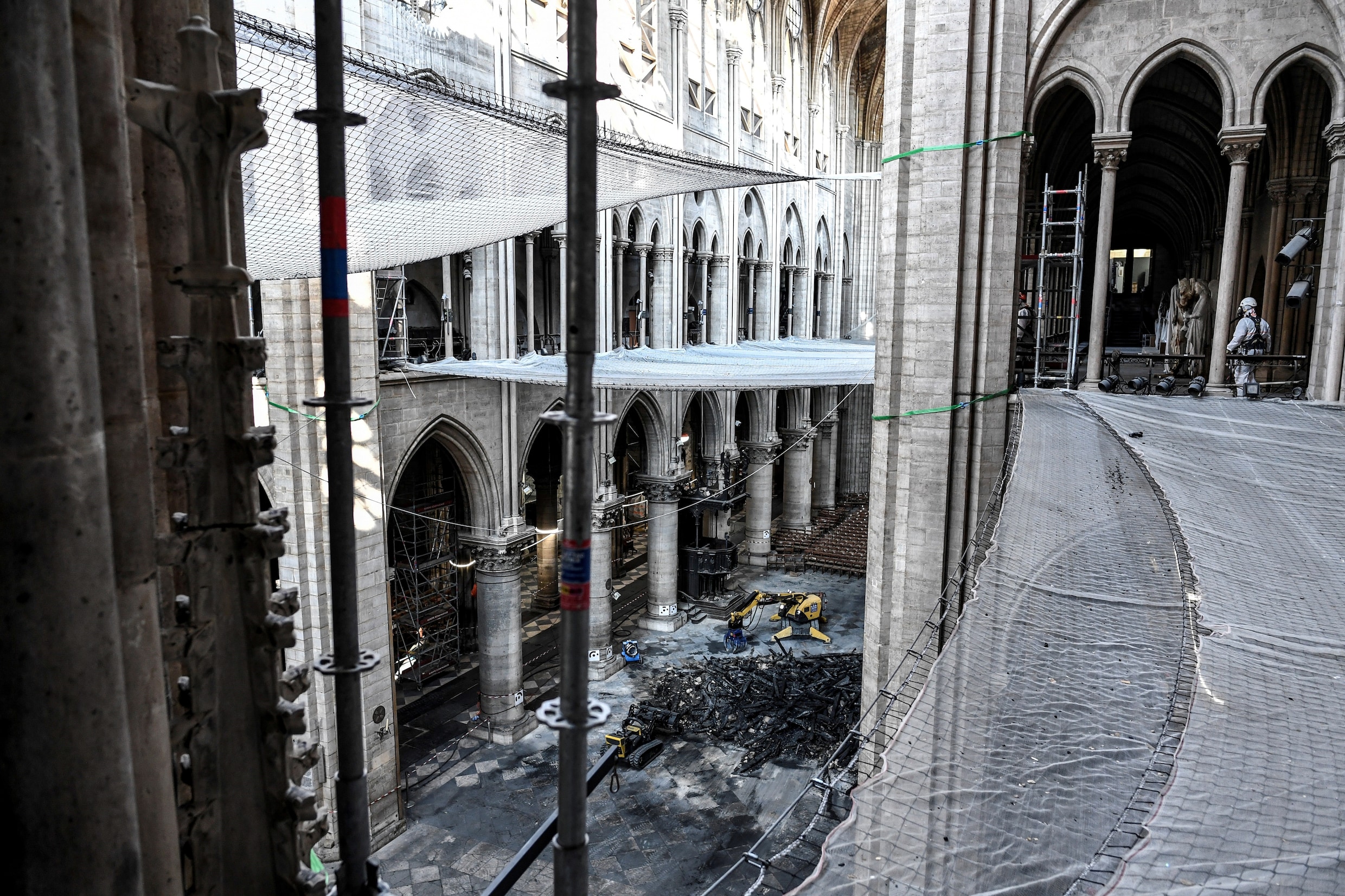 Zo ziet de Notre-Dame er vanbinnen uit, drie maanden na de verwoestende brand