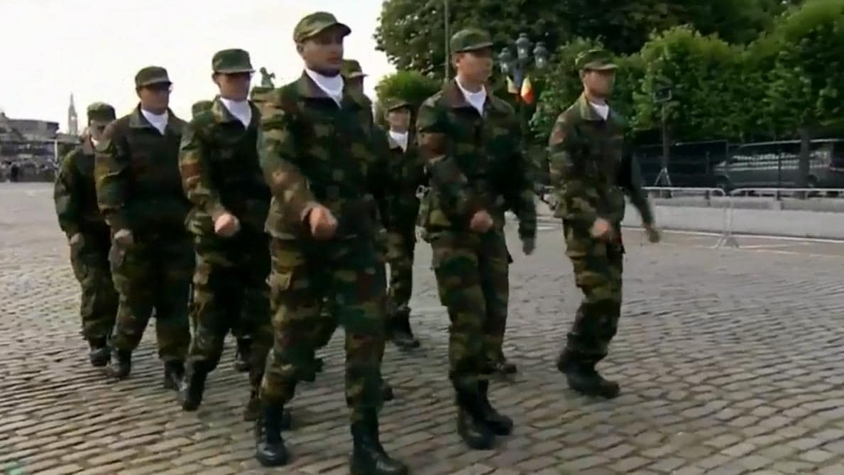 Knullig marcherende Belgische cadetten gaan viraal