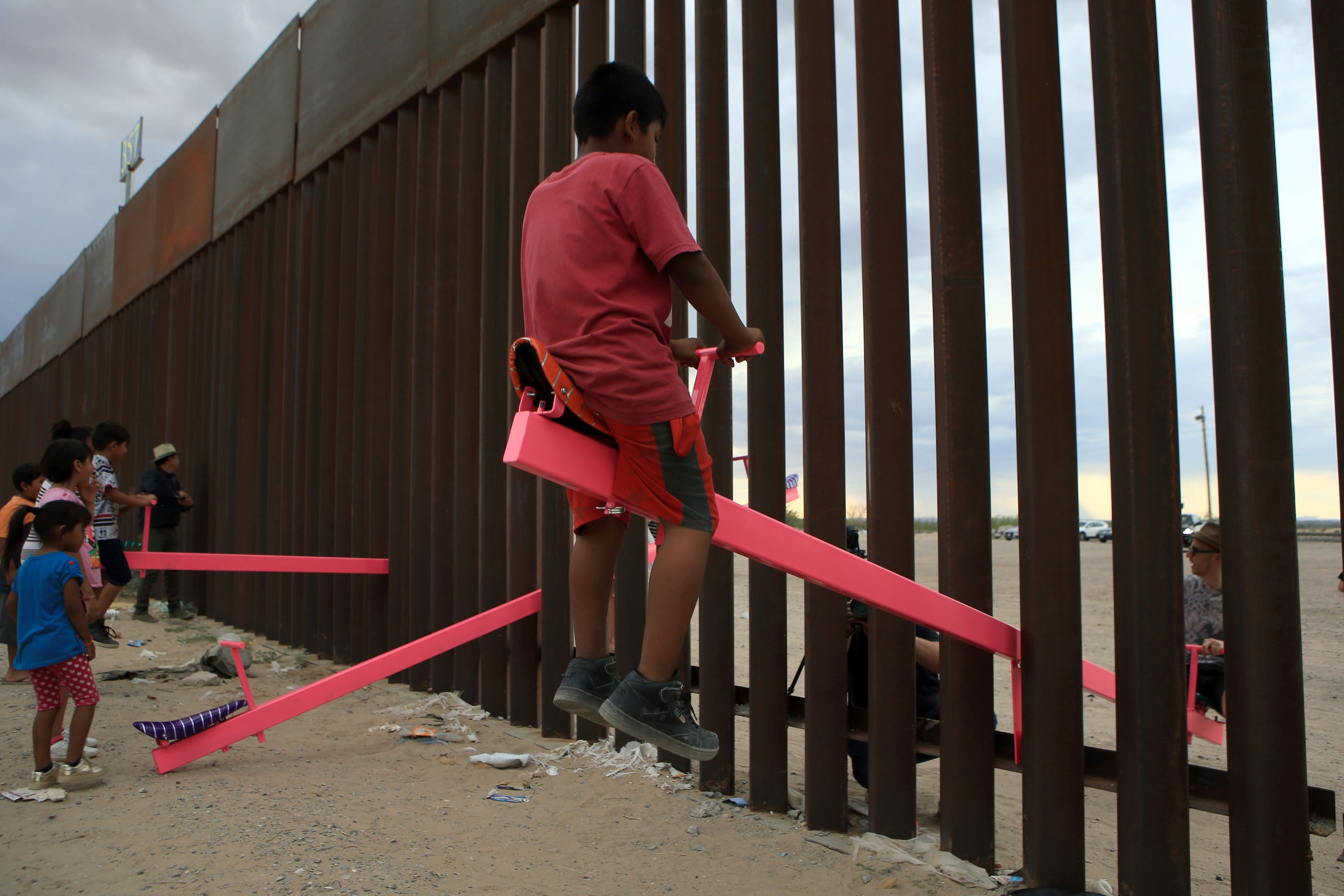Kunstenaars maakten een wip op de muur tussen Mexico en de VS. Daar winnen ze nu een prestigieuze designprijs mee