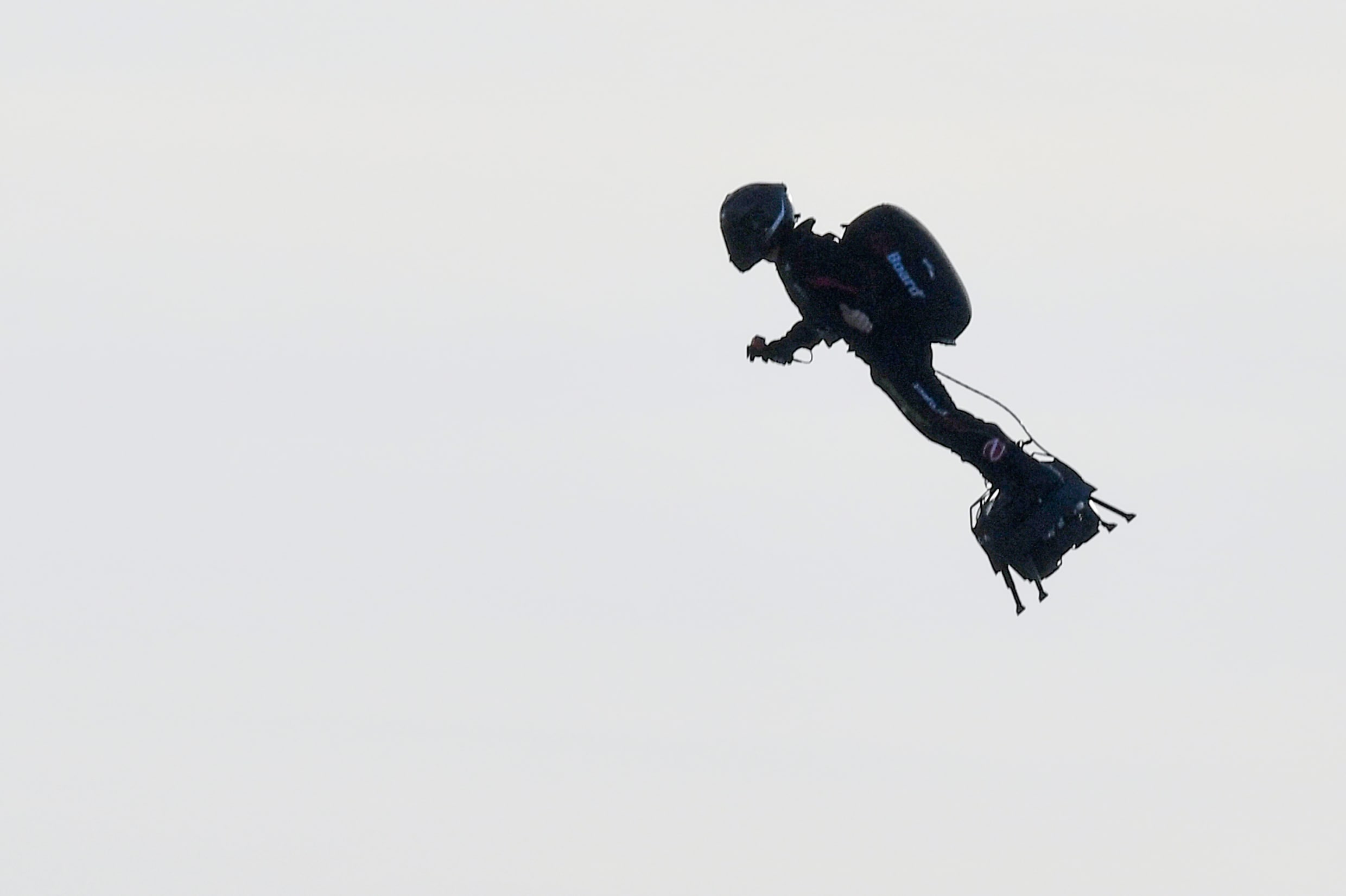 Fenomenale beelden: Fransman op flyboard slaagt erin om Kanaal over te steken