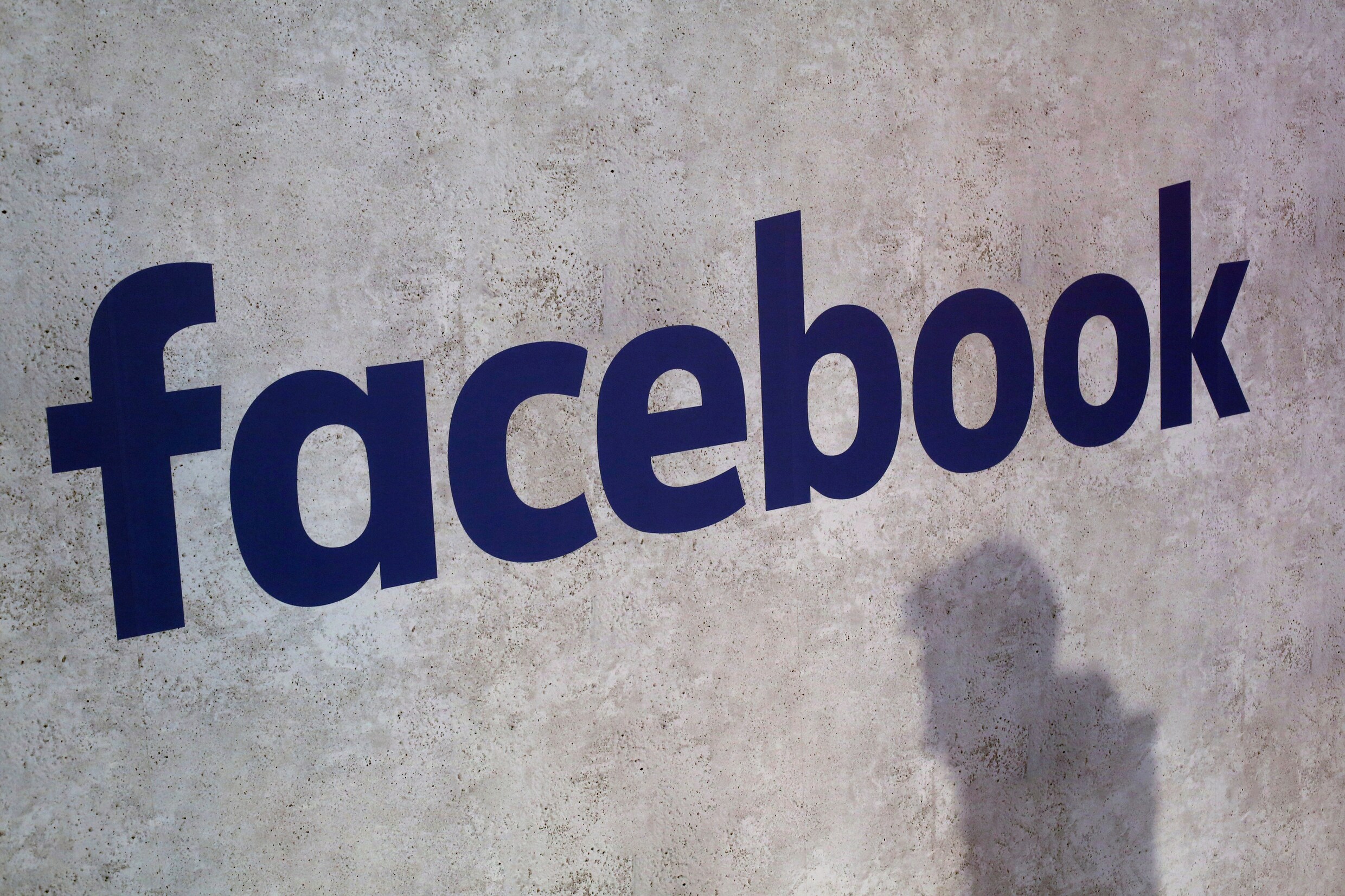 Facebook liet inhuurkrachten meeluisteren