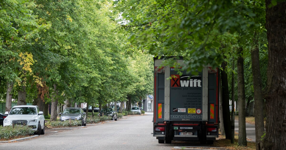 Jan Jambon bant geparkeerde vrachtwagens uit zijn gemeente Brasschaat