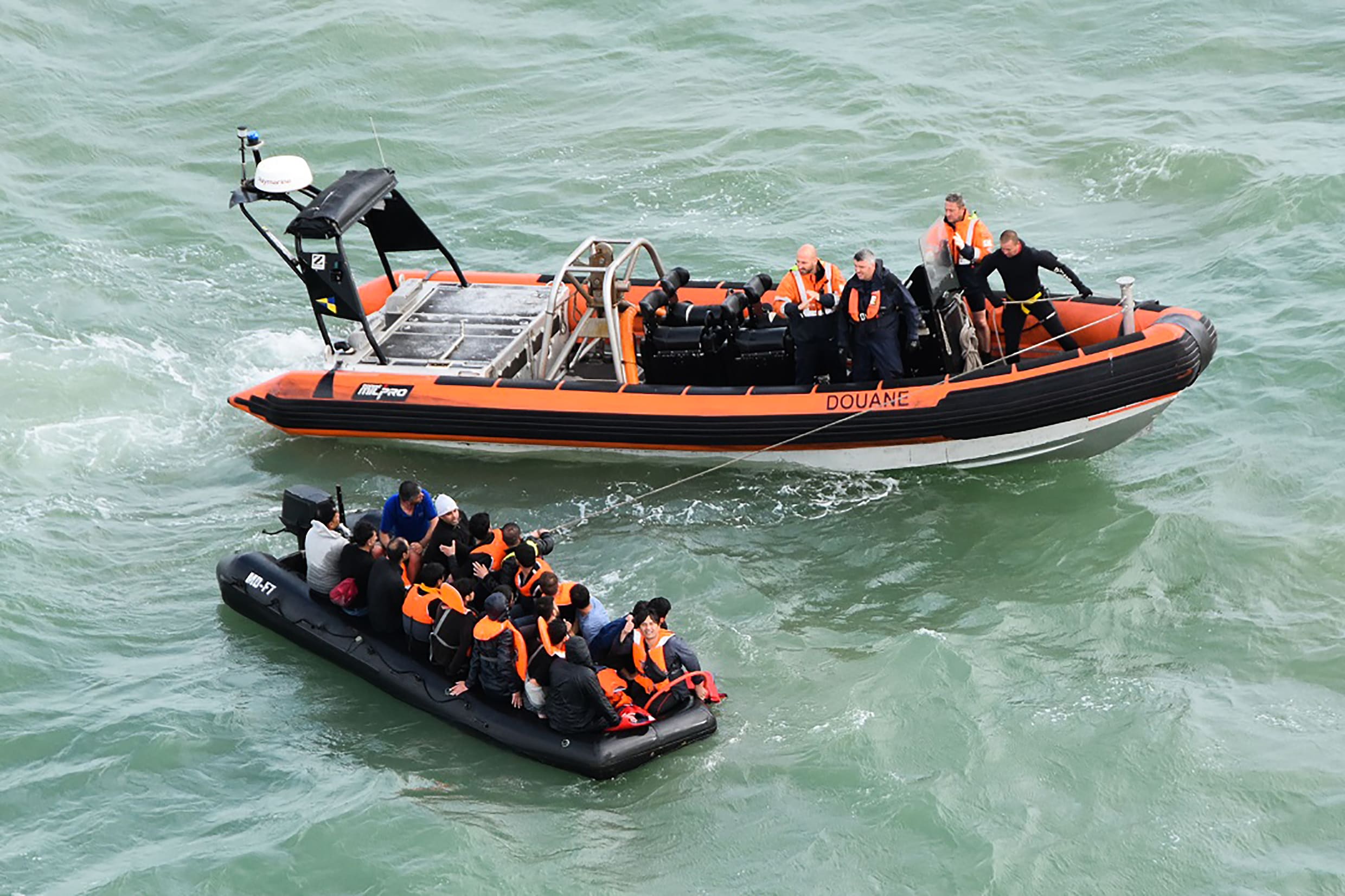 Migranten steken via nieuwe route in bootjes het Kanaal over
