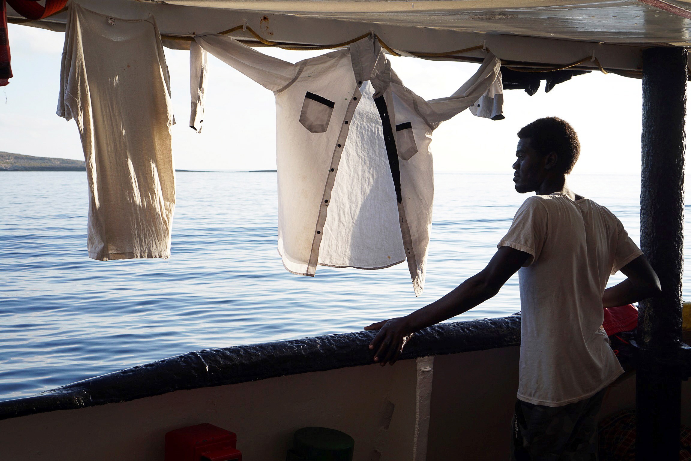 Spanje biedt aan reddingsschip met meer dan 100 migranten op te vangen, hulporganisatie weigert