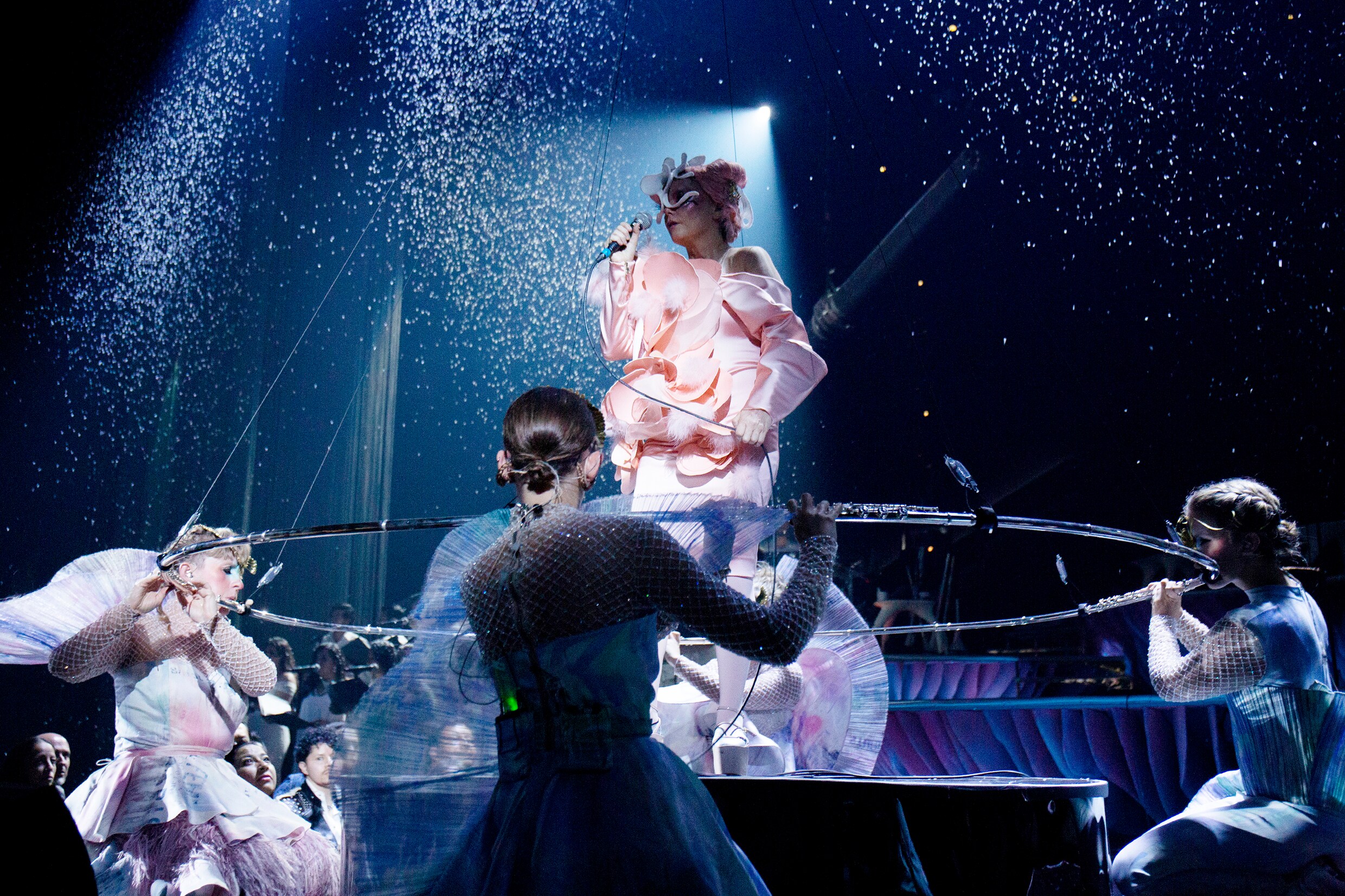 Björk in Vorst Nationaal: de keizerin had geen kleren aan ★★★ ☆ ☆