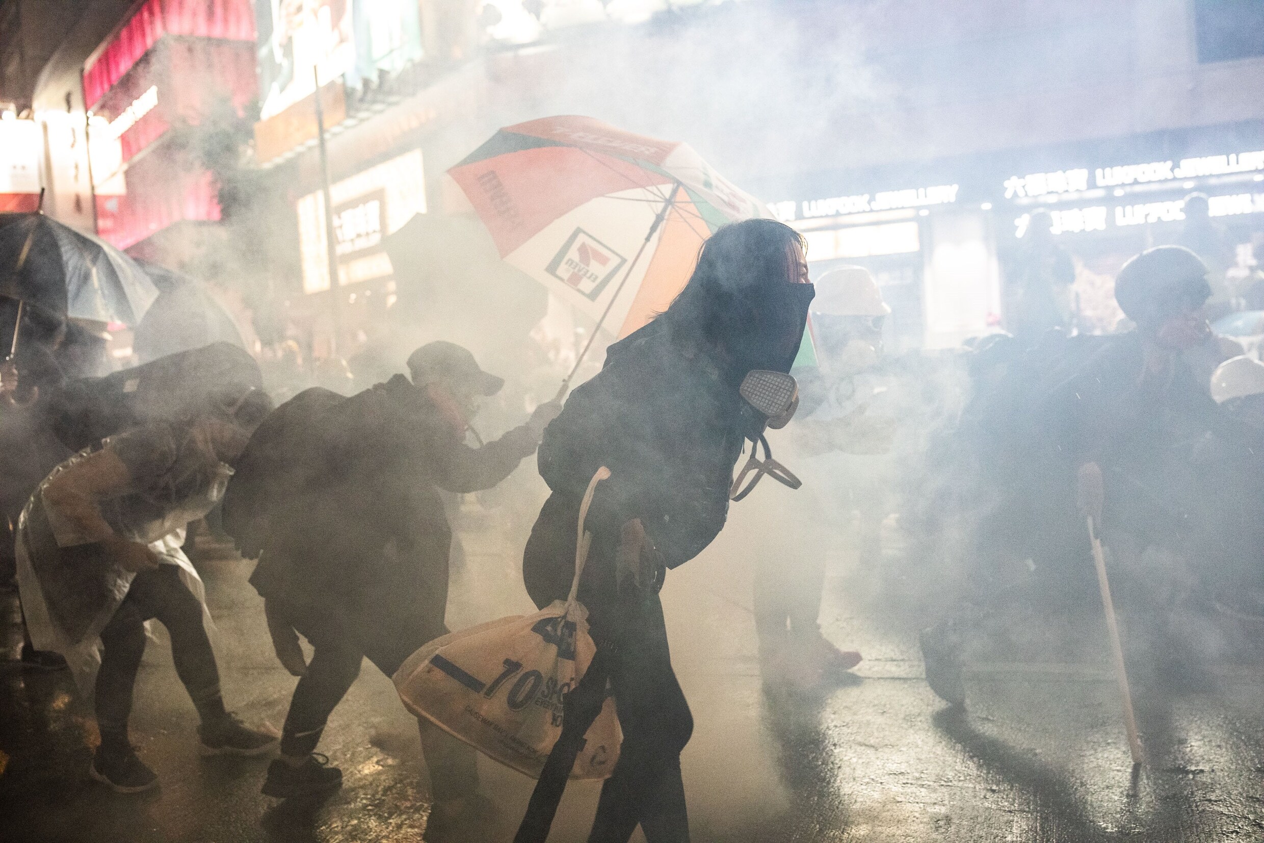 Duizenden betogers belegeren luchthaven Hongkong, politie legt metro plat