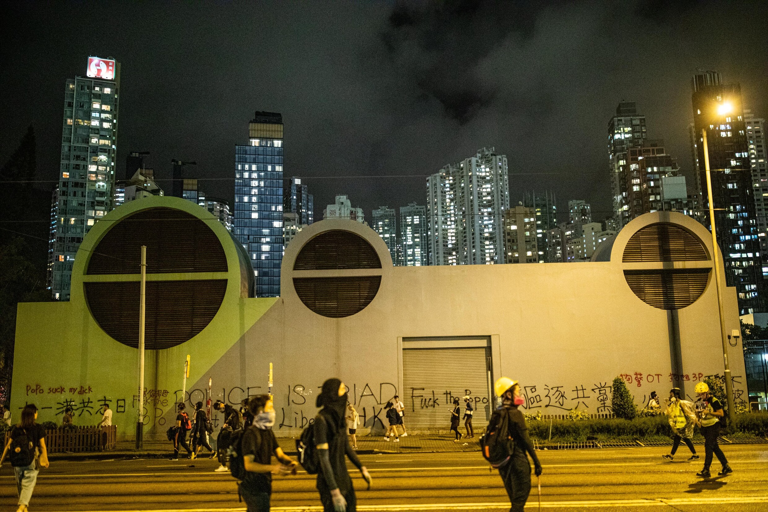 Duizenden betogers belegeren luchthaven Hongkong, politie legt metro plat