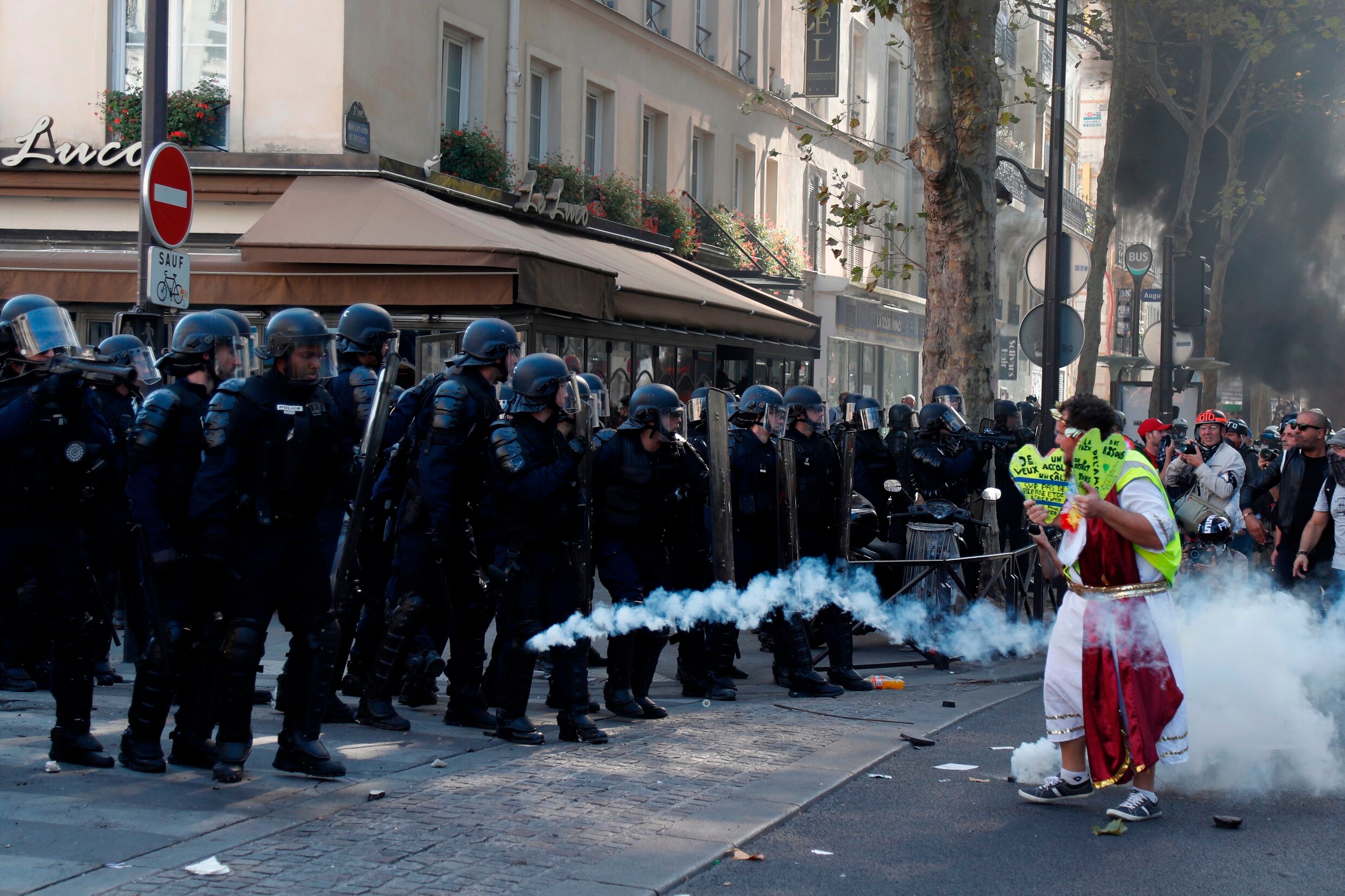 Klimaatmars in Parijs geïnfiltreerd door duizend ultralinkse activisten: winkels binnengedrongen, vuilnisbakken in brand