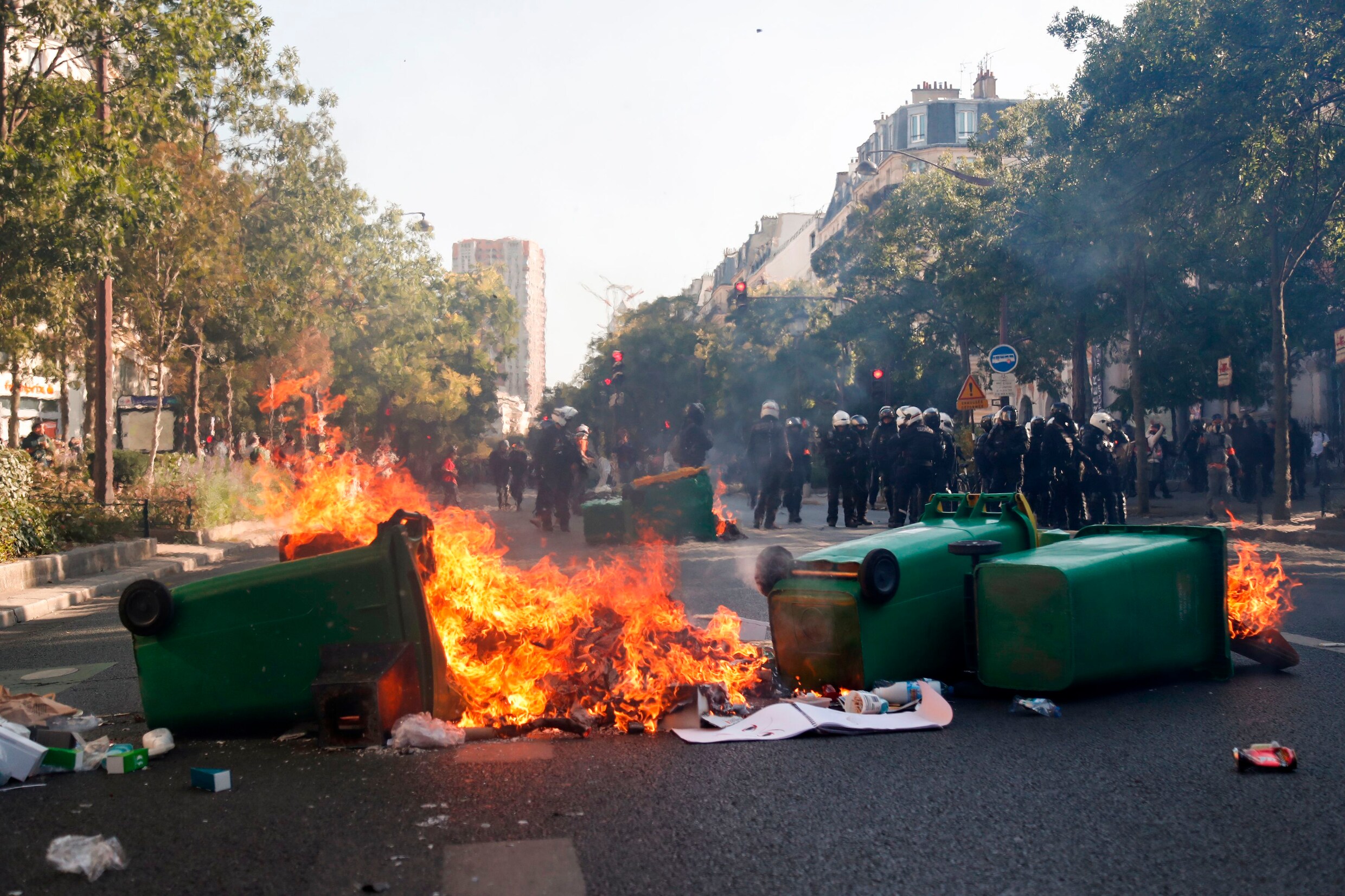 Klimaatmars in Parijs geïnfiltreerd door duizend ultralinkse activisten: winkels binnengedrongen, vuilnisbakken in brand