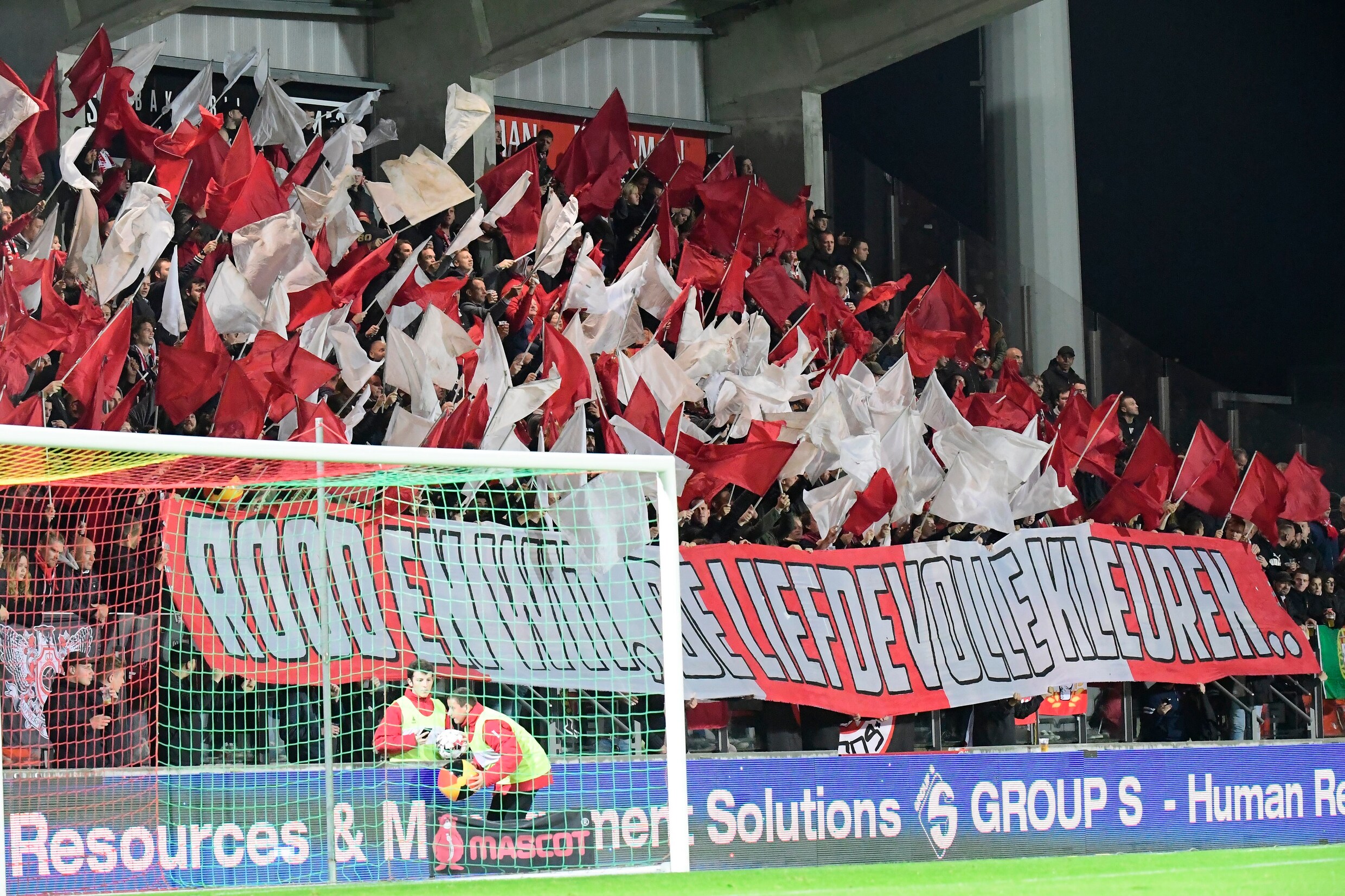 Chaos rond voetbalcontract: AA Gent en Antwerp dreigen met individuele verkoop, Pro League overweegt hen te schrappen