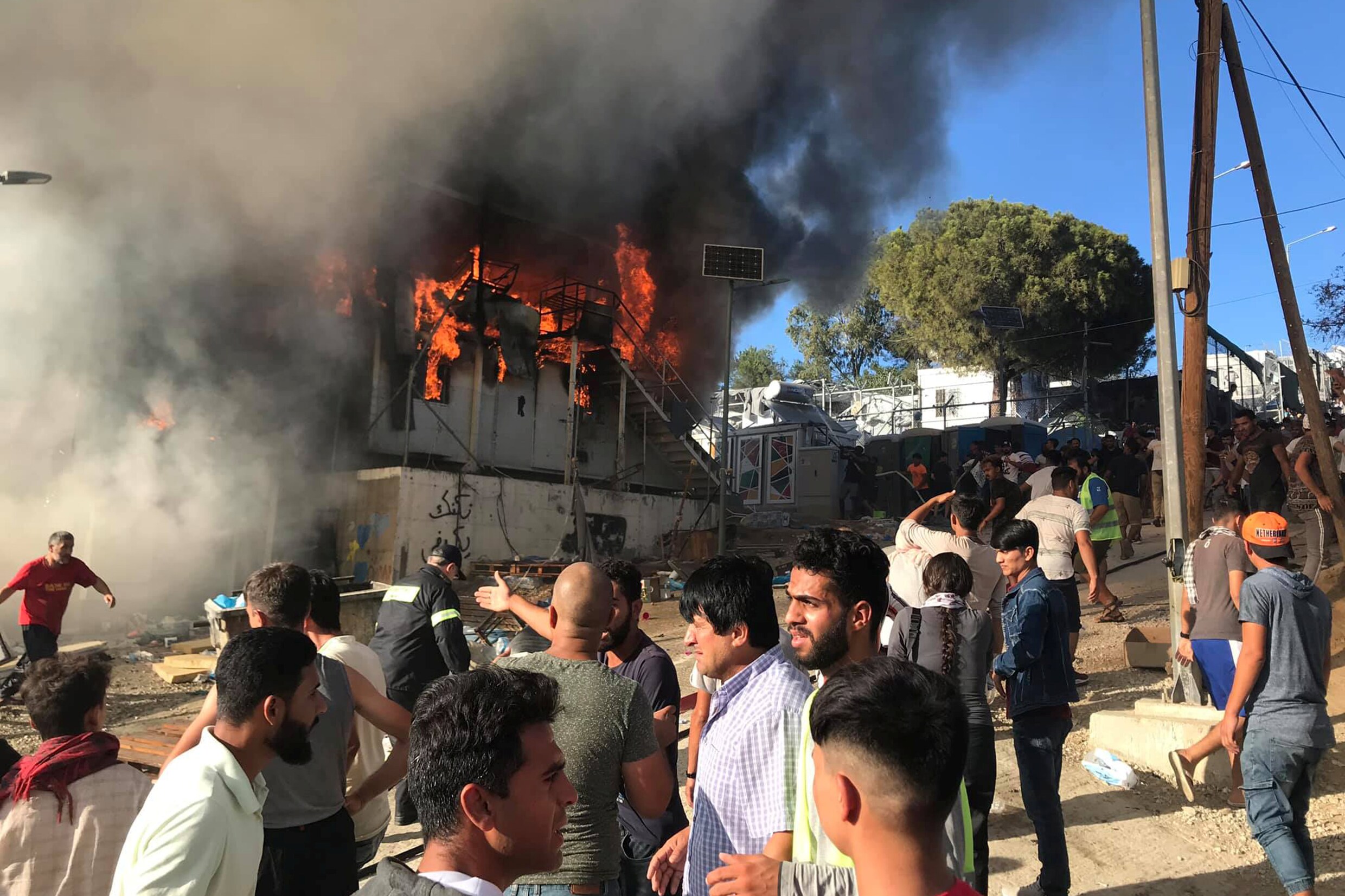 Rellen in vluchtelingenkamp op Grieks eiland Lesbos nadat bij brand minstens twee doden vallen