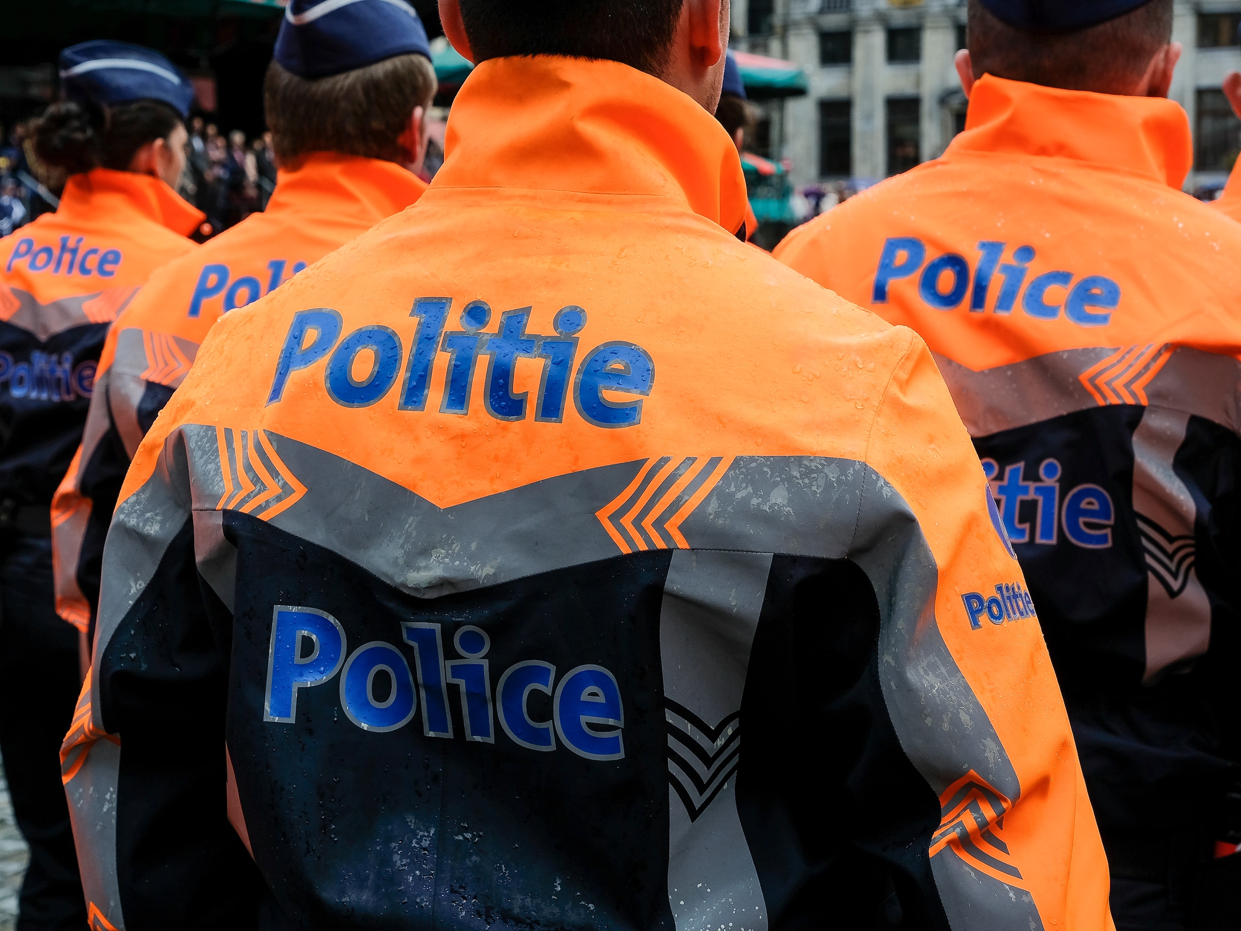 Uitgeprocedeerde asielzoekers klagen over politiegeweld bij repatriëring: ‘Behandeld als een dier’