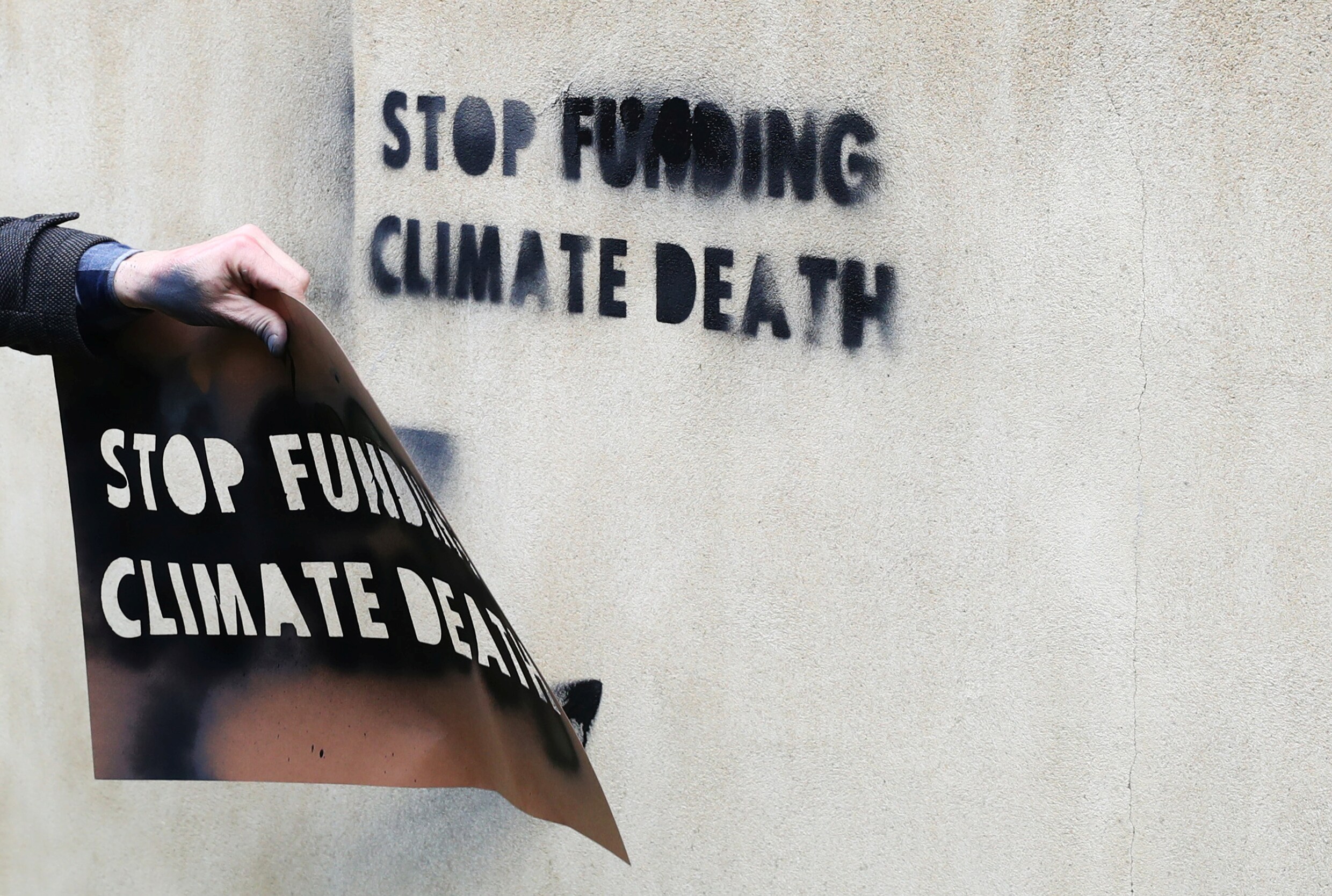 Klimaatactivisten spuiten 1.800 liter nepbloed op Brits ministerie van Financiën