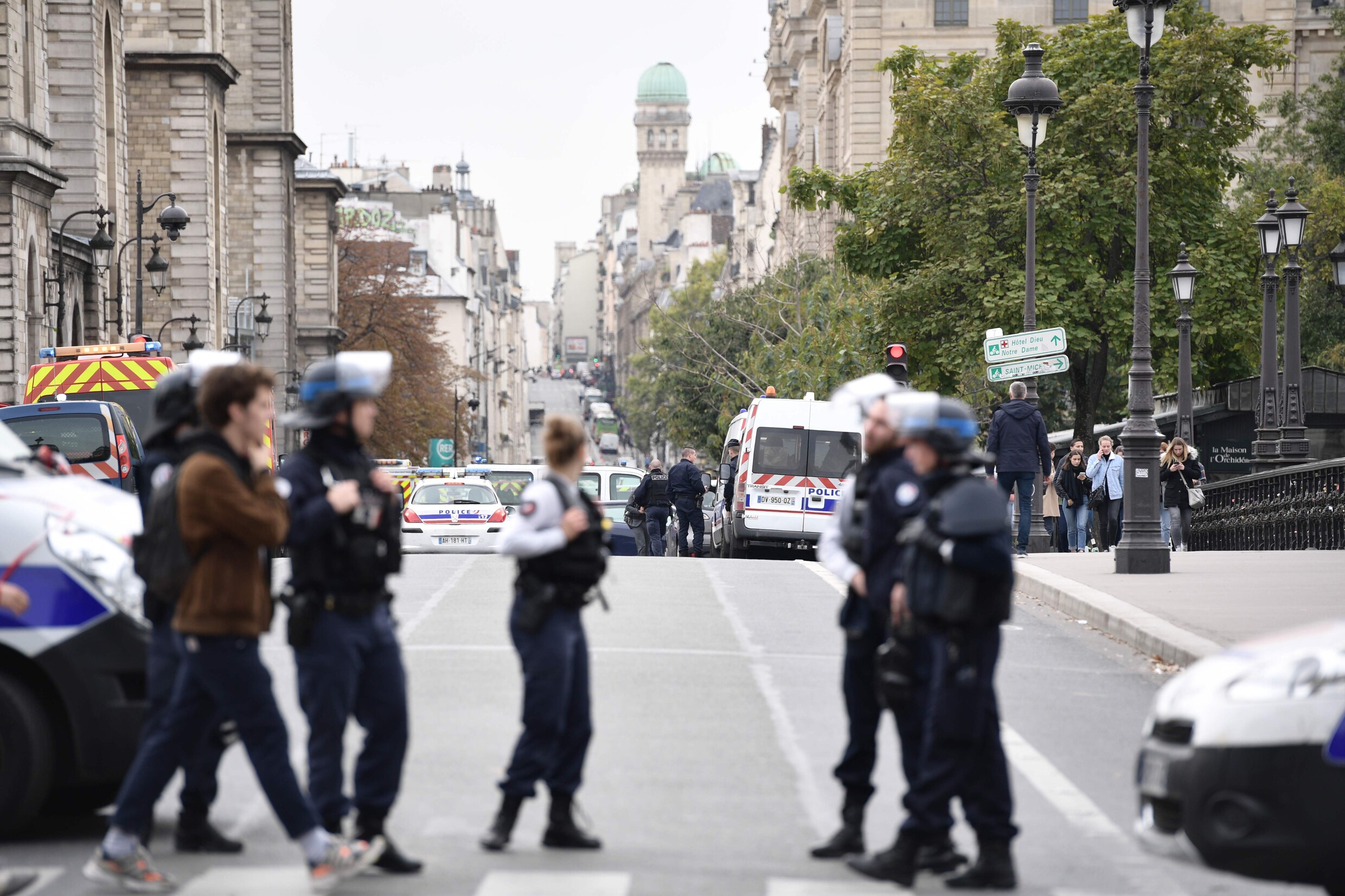 4 doden bij aanval met mes in politiekantoor in Parijs, ook dader doodgeschoten
