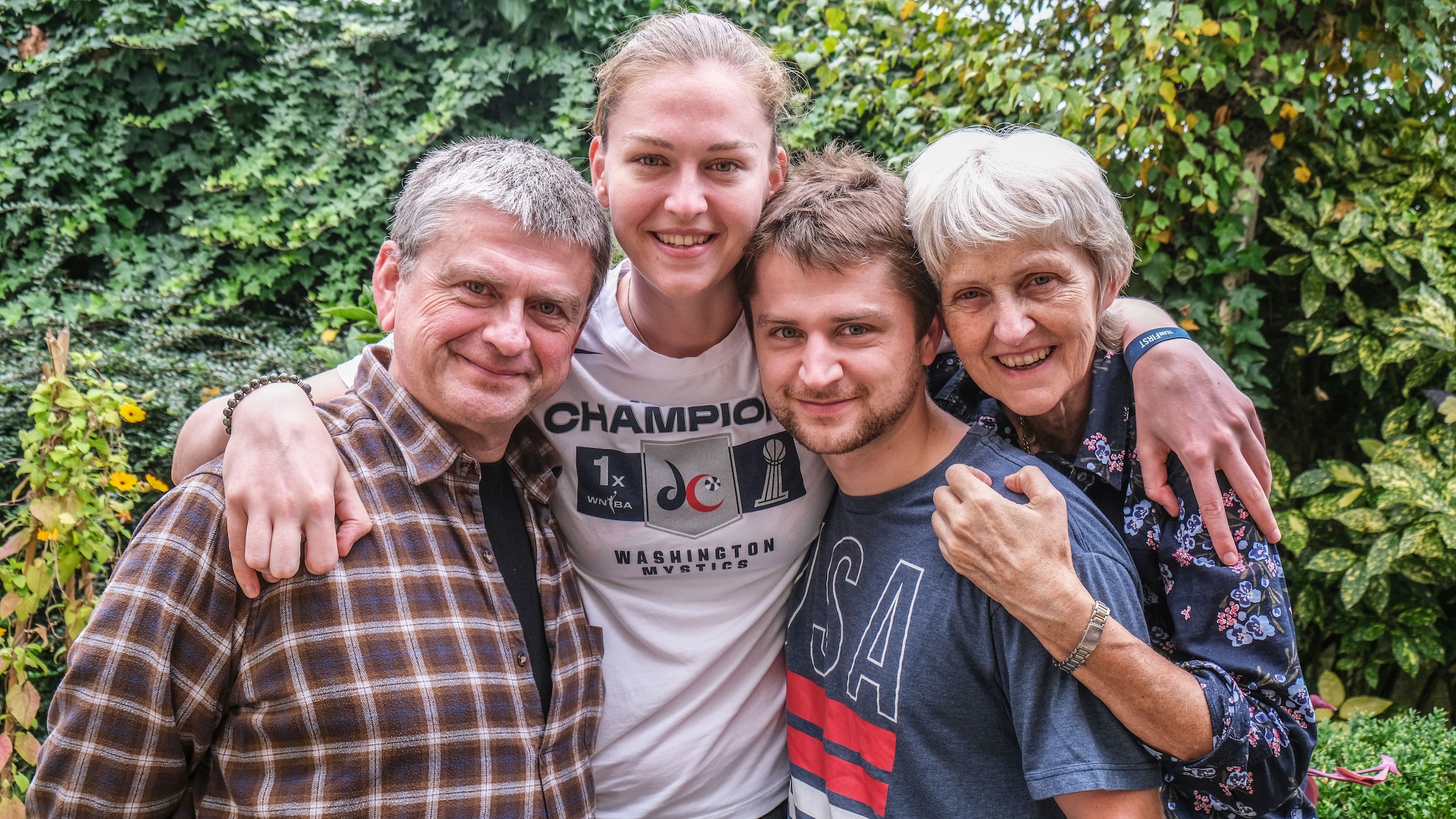 Emma Meesseman met haar vader Gil, broer Thijs en mama Sonja.