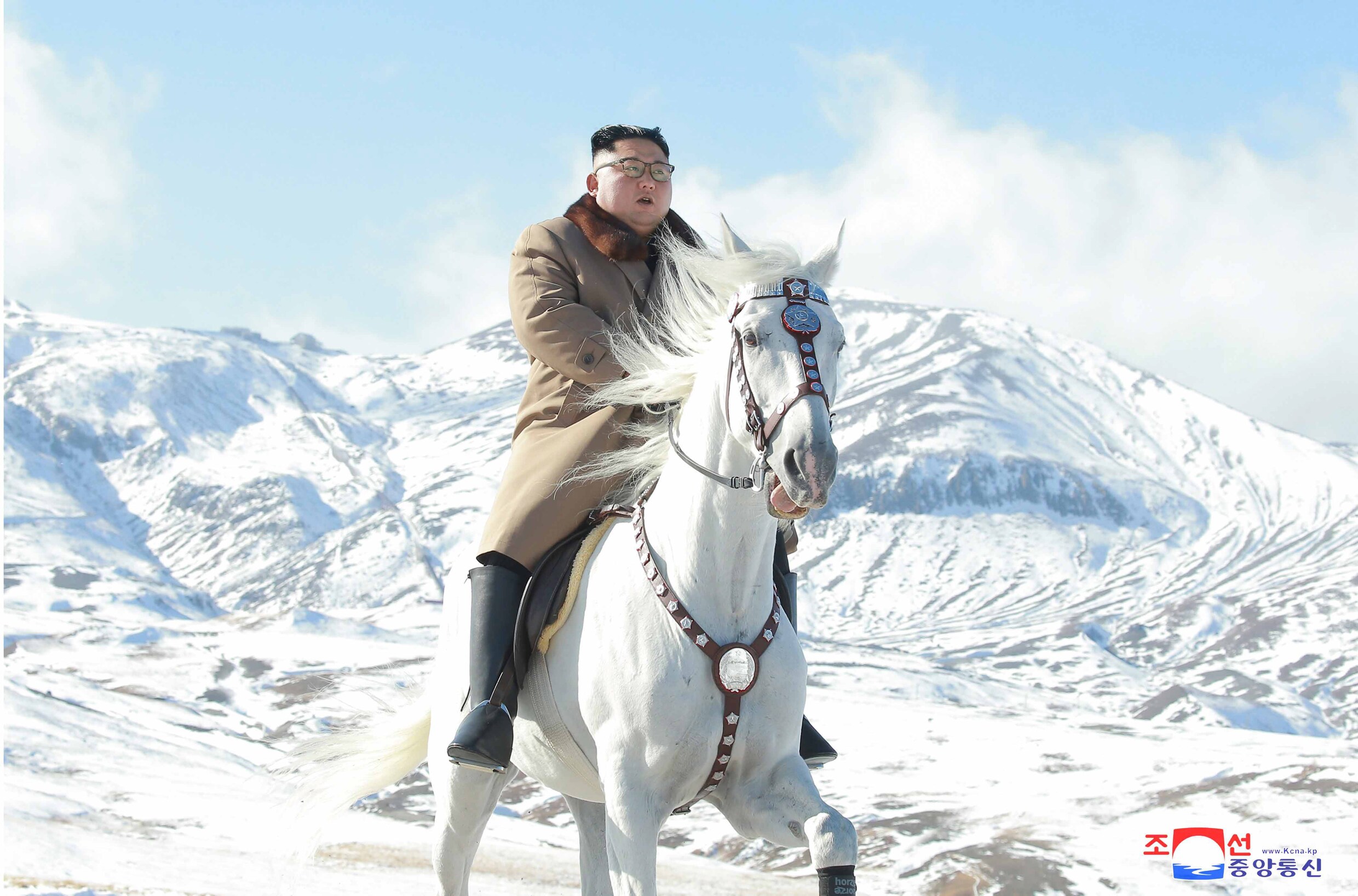 Frozen in Noord-Korea: Kim Jong-Un beklimt heilige berg te paard