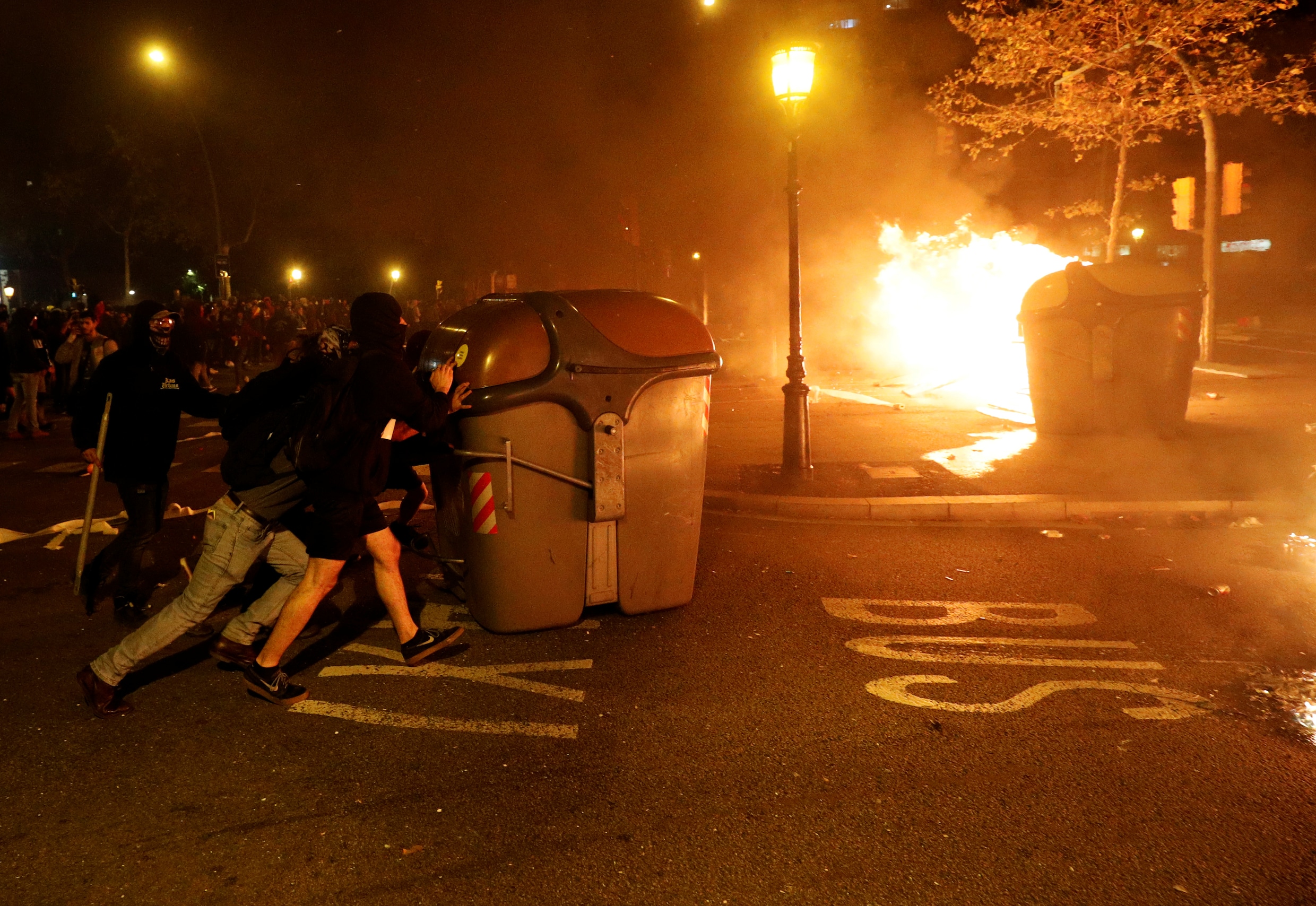 Derde dag protesten in Barcelona: betogers steken auto’s in brand