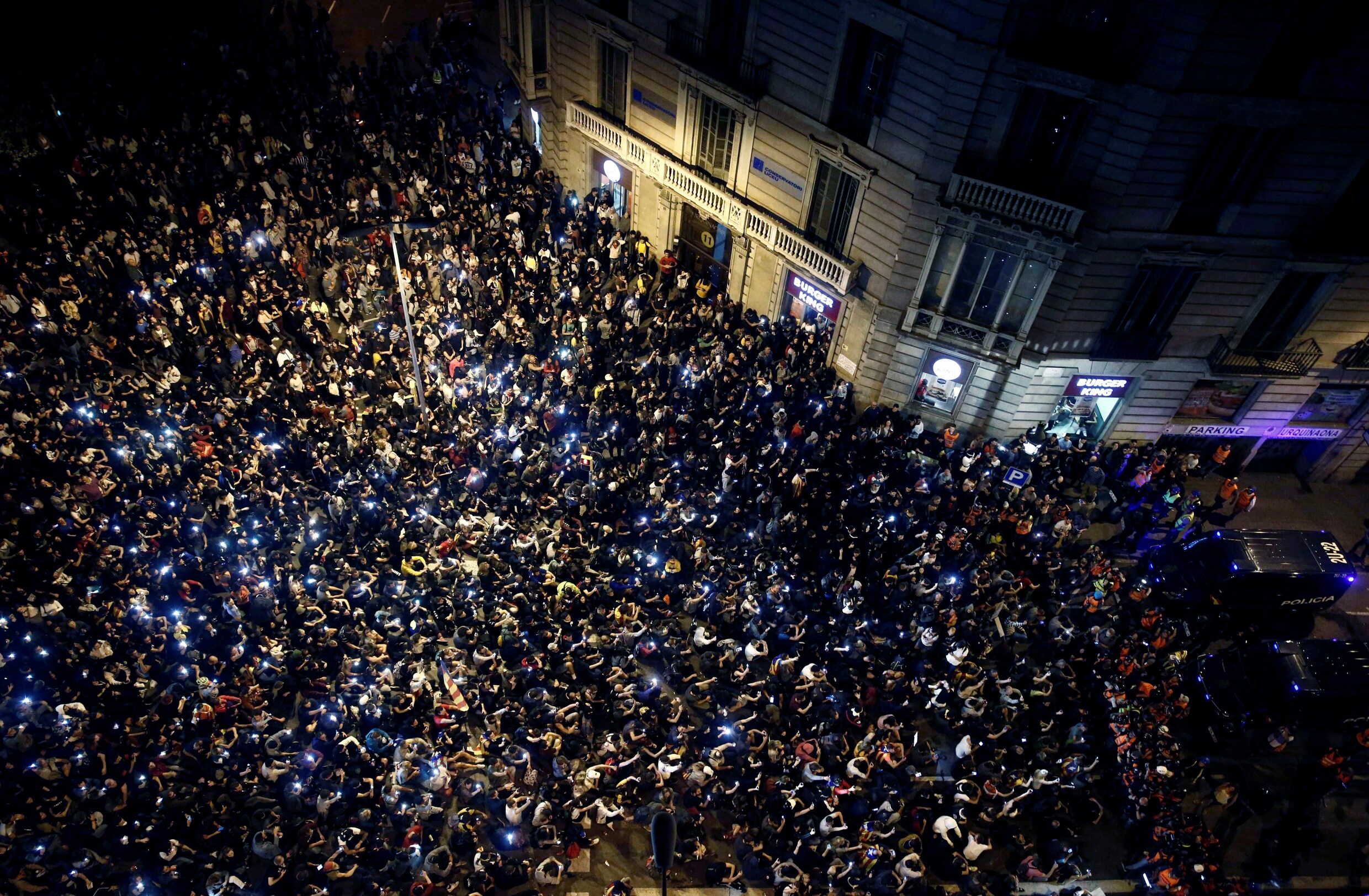Gematige Catalanen vinden manier om relschoppers tegen te houden in Barcelona