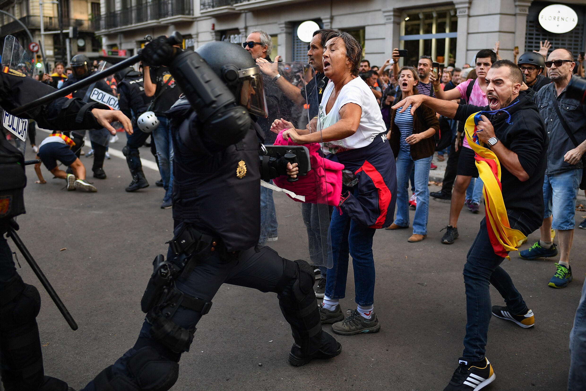 Gematige Catalanen vinden manier om relschoppers tegen te houden in Barcelona