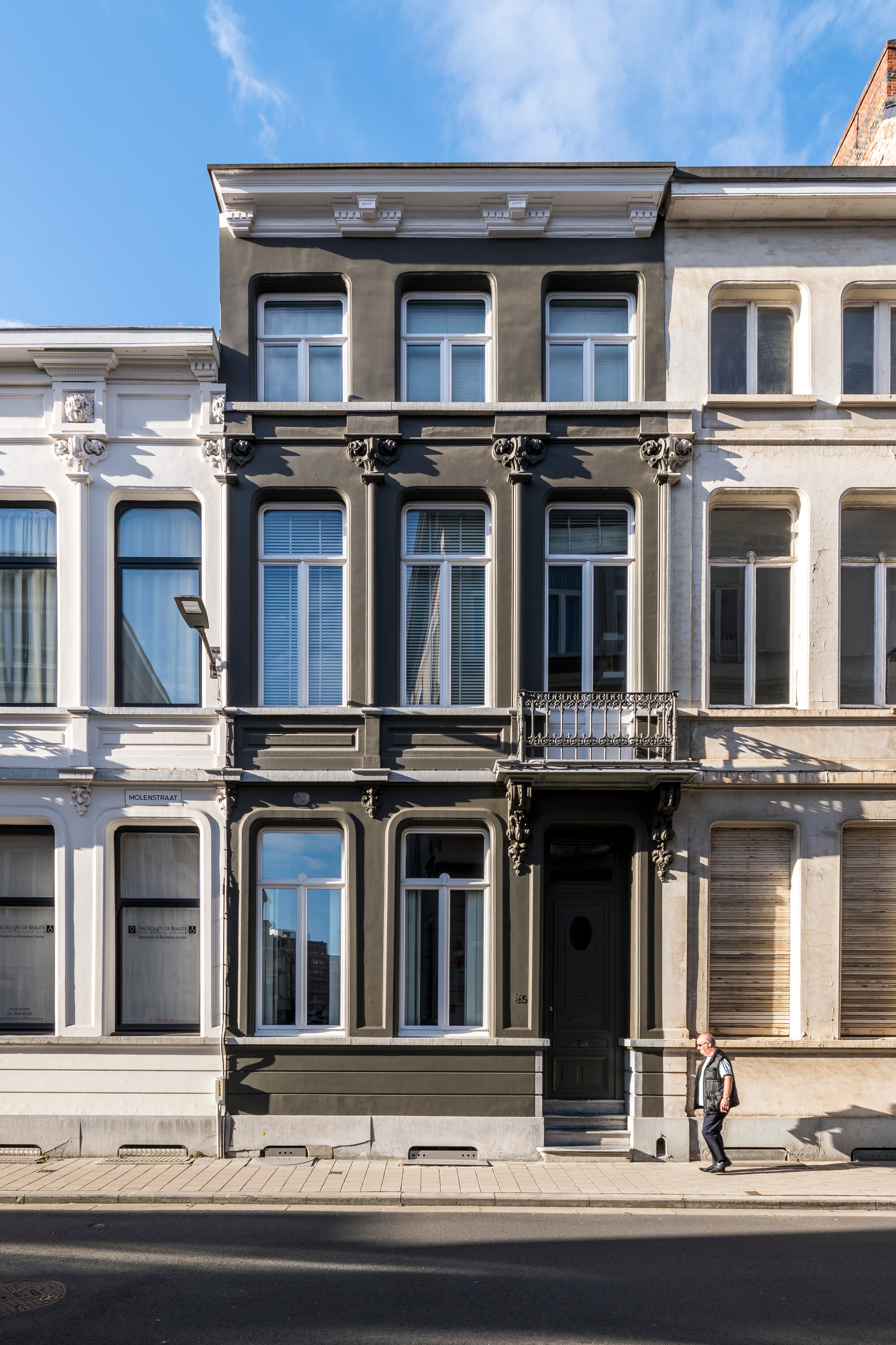 Binnenkijken in een rijk gevuld Antwerps herenhuis