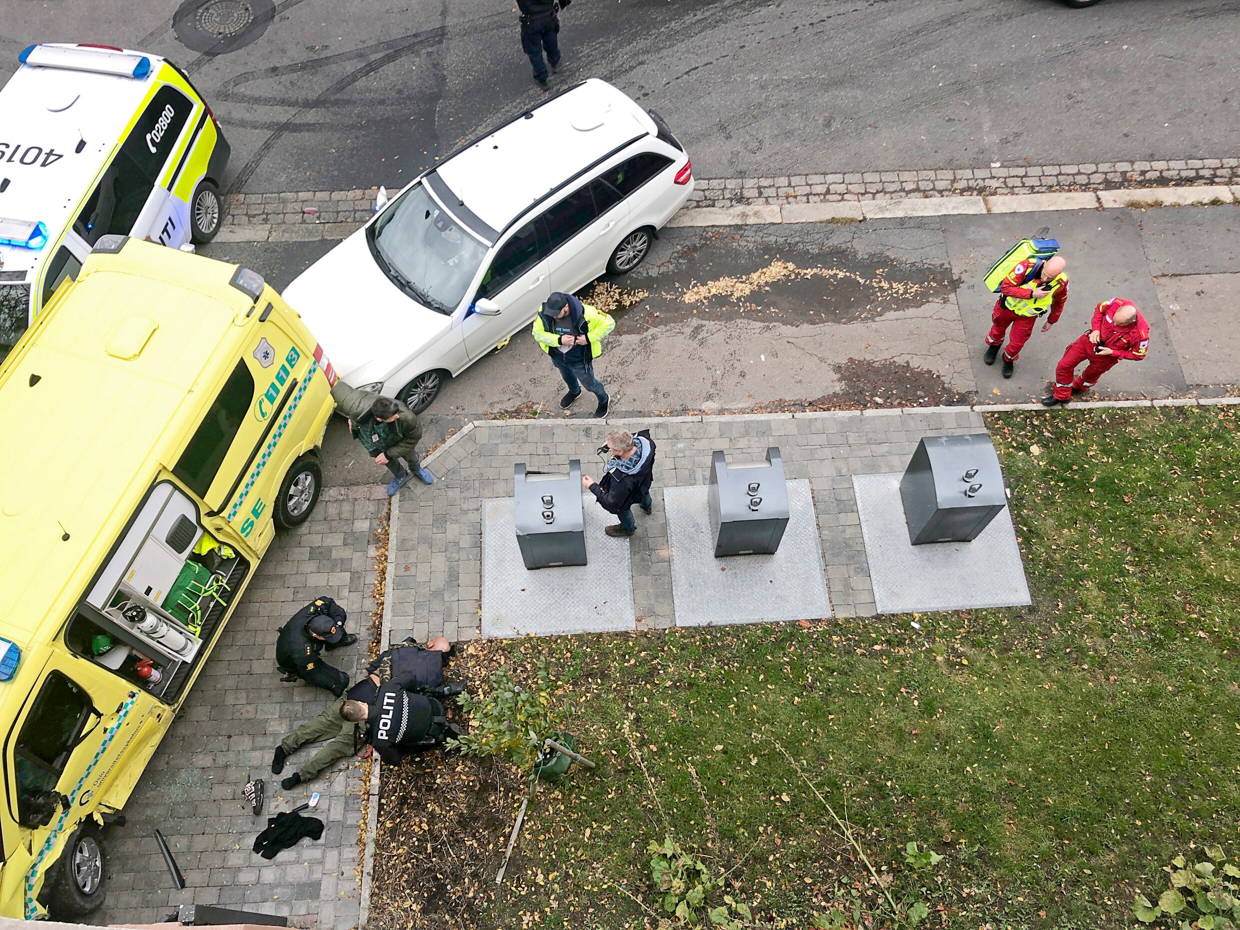 Noorse politie vat tweede verdachte nadat gestolen ambulance voetgangers aanrijdt, tweeling van 7 maanden gewond