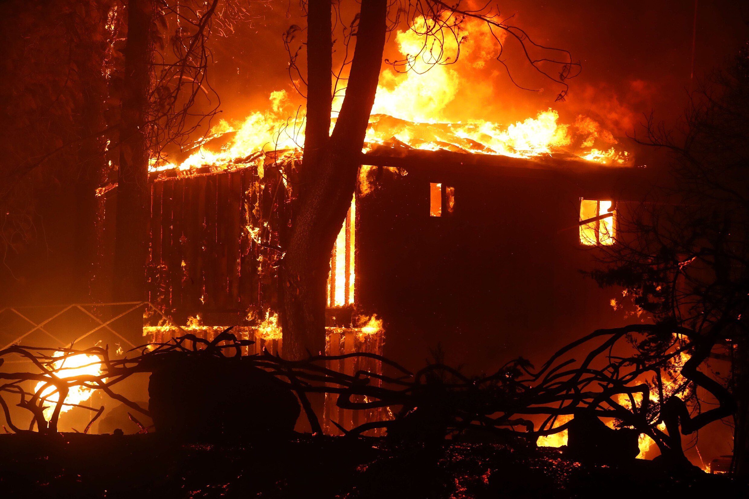 Hevige bosbranden in Californië: half miljoen inwoners mogelijk zonder stroom
